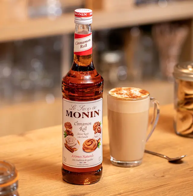 Latte Macchiato Roulé à la Cannelle par Monin : la boisson douce et épicée de l’hiver