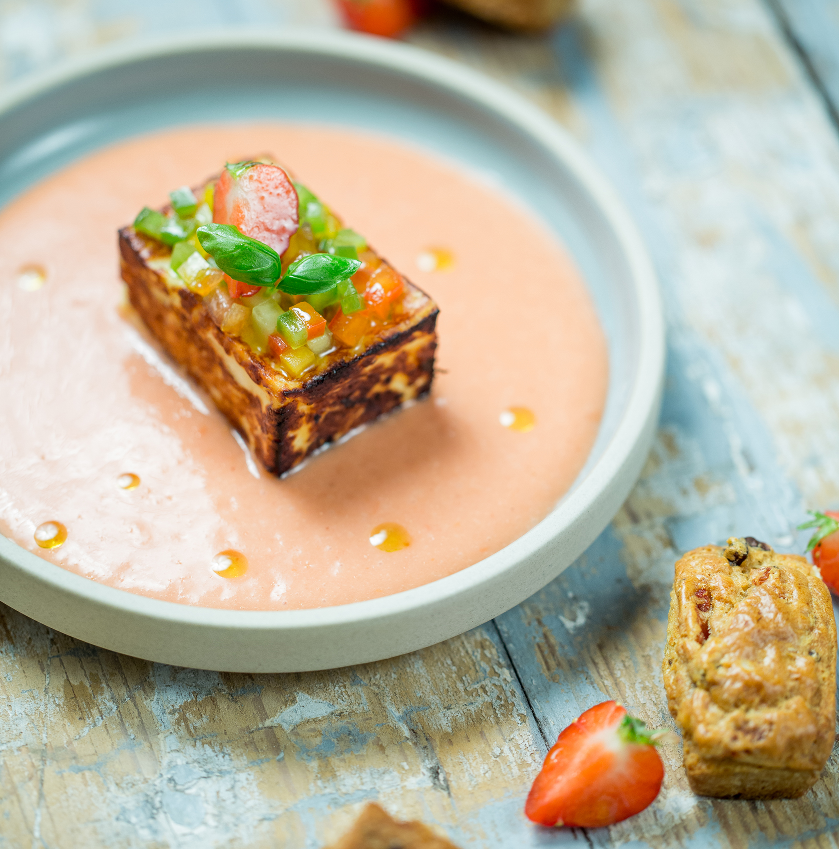 Halloumi grillé et gaspacho fraise-tomate par Mavrommatis