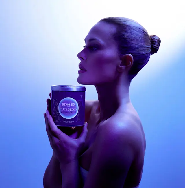 L’infusion Blue Moon de Kusmi Tea x Caroline Receveur s’invite au Gourmet