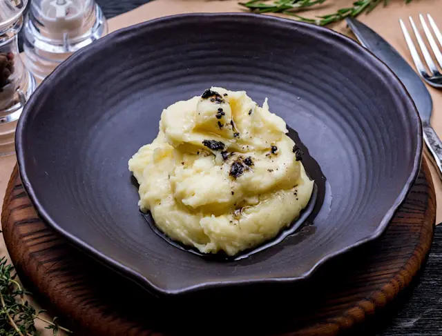 Ecrasé de pommes de terre à l'huile d'olive et à la truffe noire A l'Olivier