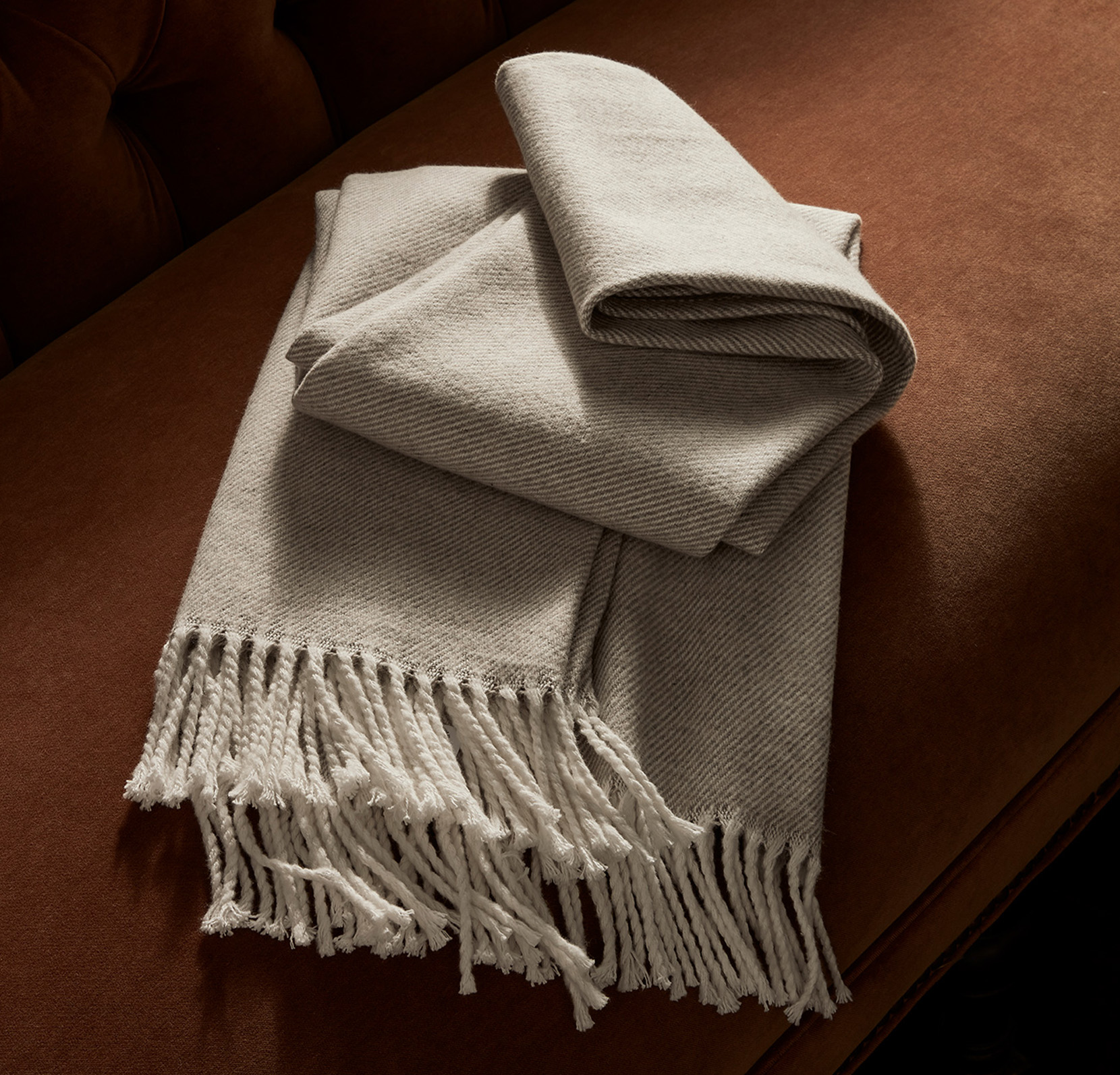 09272021_HeatheredOatmeal_TwillBlanketScarf_GWP_Email_JulianWass_L1_001_FINAL.jpg Heathered Oatmeal Twill Woven Scarf - Slide 3