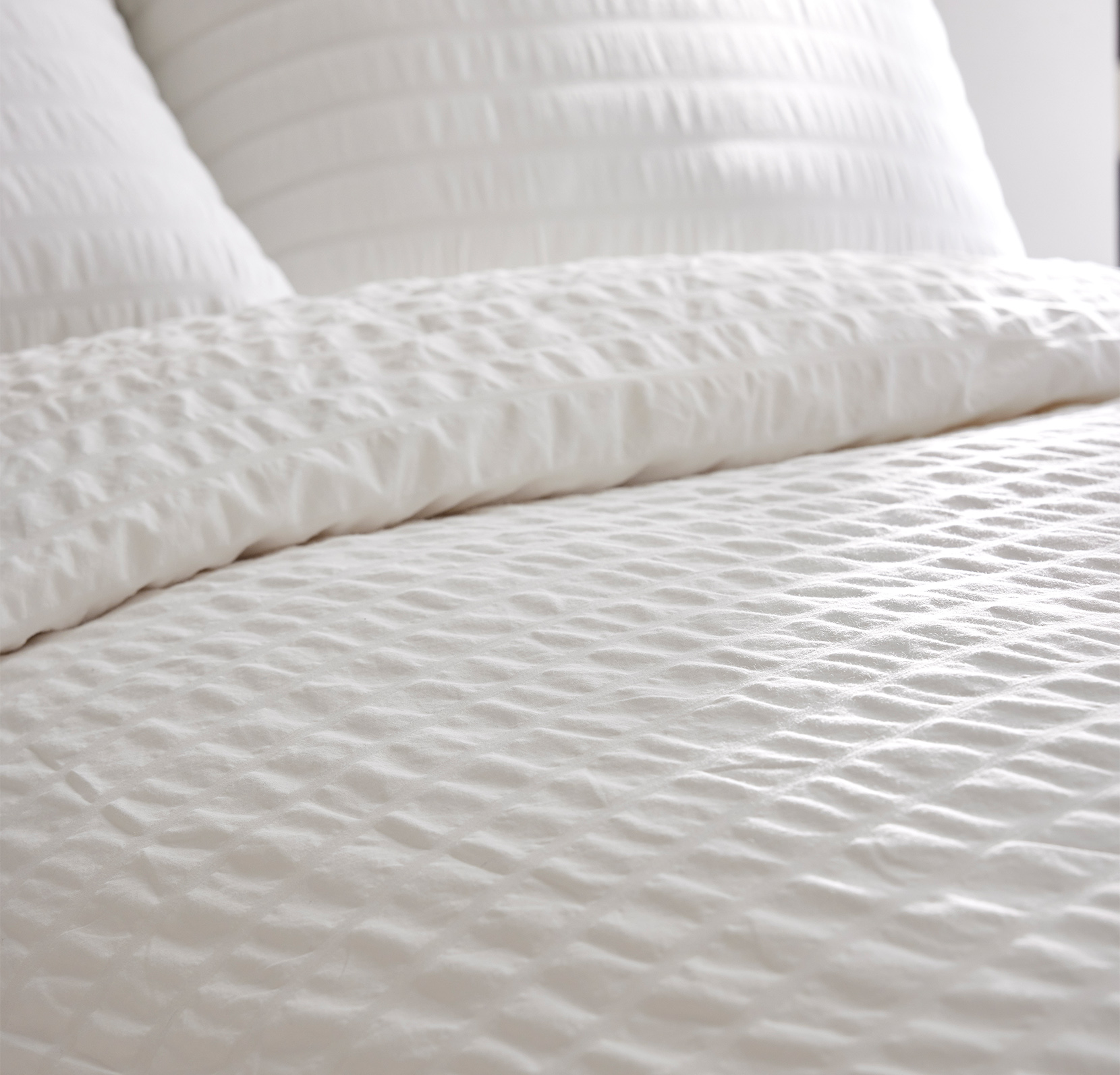 White_Seersucker_DuvetSet_Lifestyle4_04012024 (2).jpg Textured Duvet Starter Bundle - Slide 13