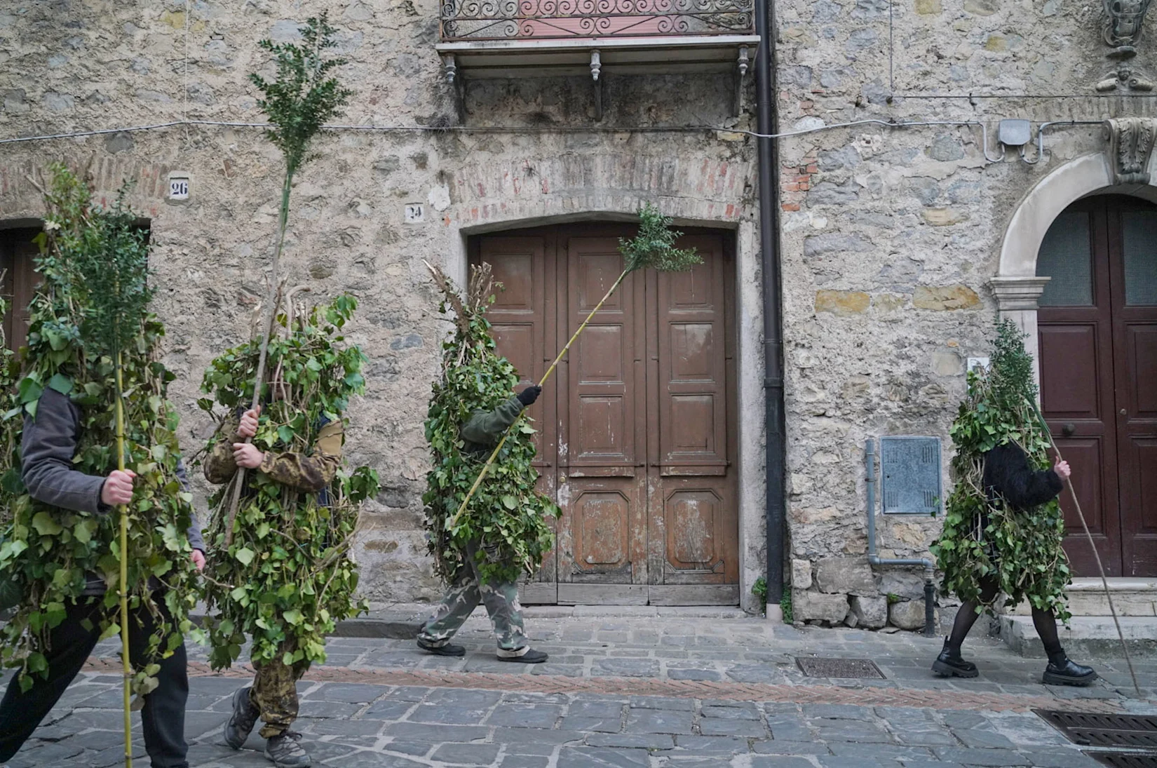 WePresent | Photos capturing Italy’s age-old tradition of the “tree men”