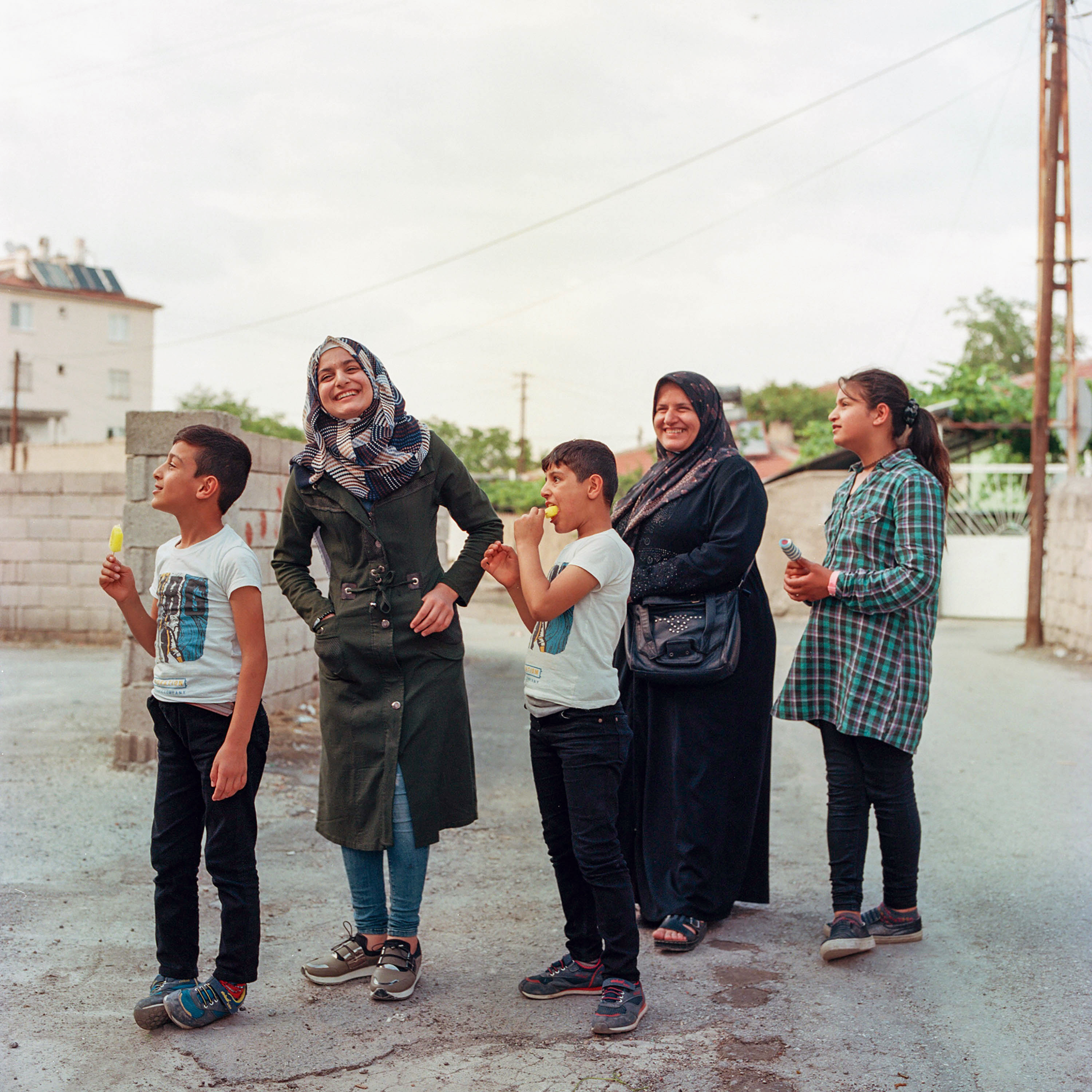 Özge Sebzeci documents the lives of Syrian refugee girls in Turkey -  WePresent