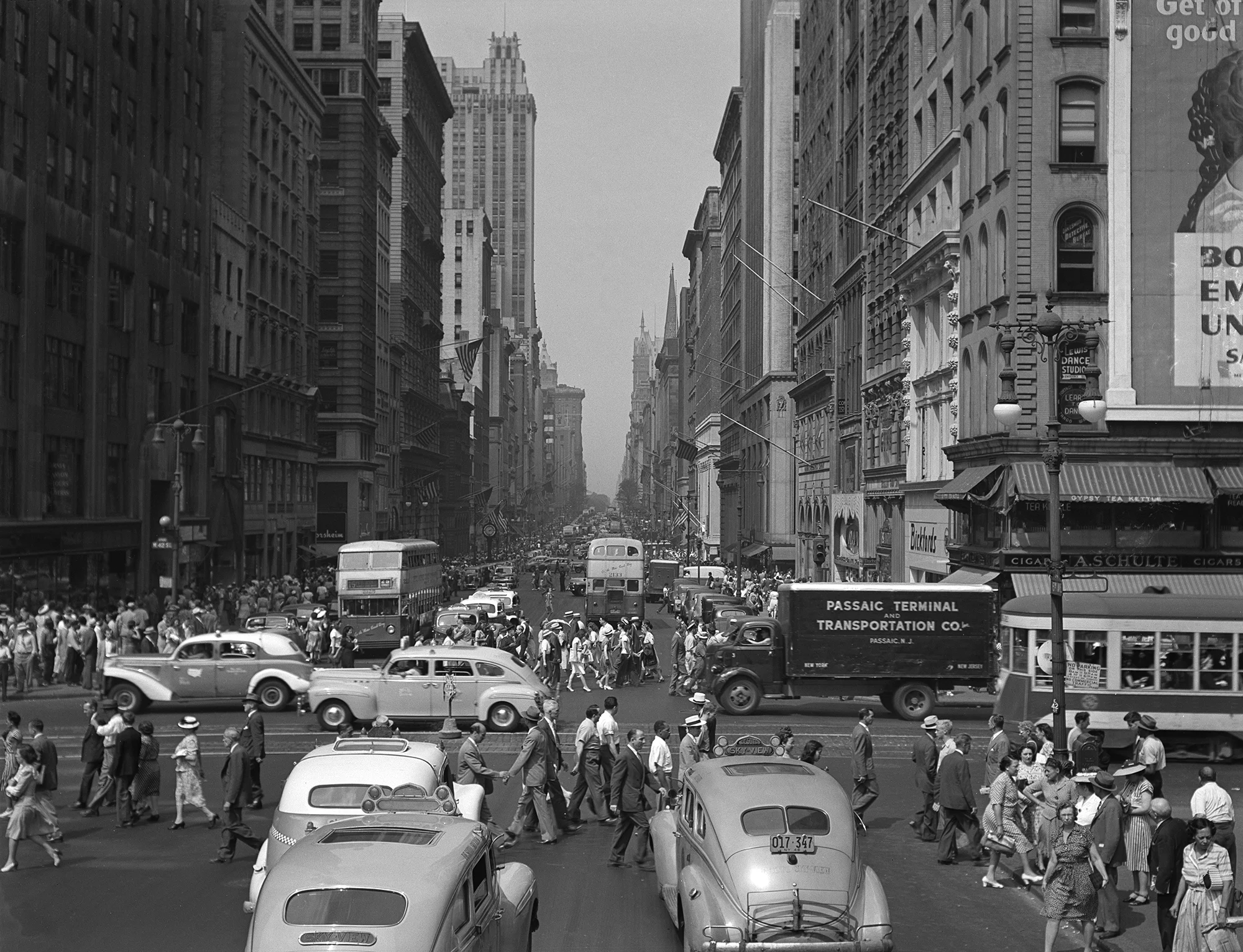 Left: Times Square, New York, 1946 Right: 5th Ave. at 42nd St., New York, 1946