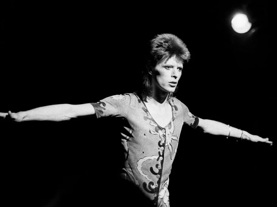 English singer David Bowie performs at the Rollarena in Leeds during the Ziggy Stardust / Aladdin Sane tour 29th June 1973. (Photo by Kevin Cummins/Getty Images)