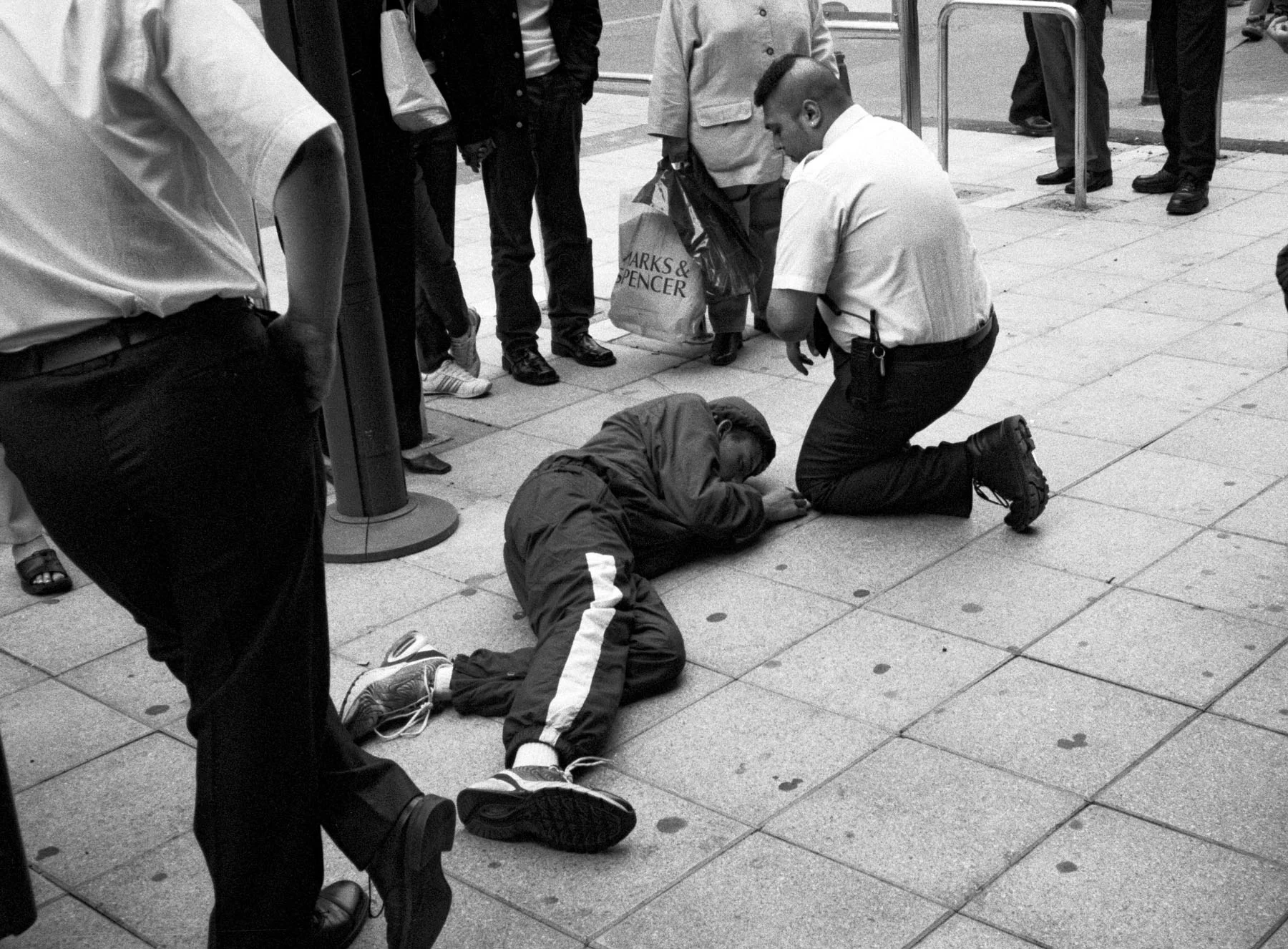 Pogus Caesar, No Love Day, Birmingham, UK (2001) Series Schwarz Flaneur, started in 1983. 35mm. 34 x 44 cm. Courtesy of the artist and OOM Gallery Archive.