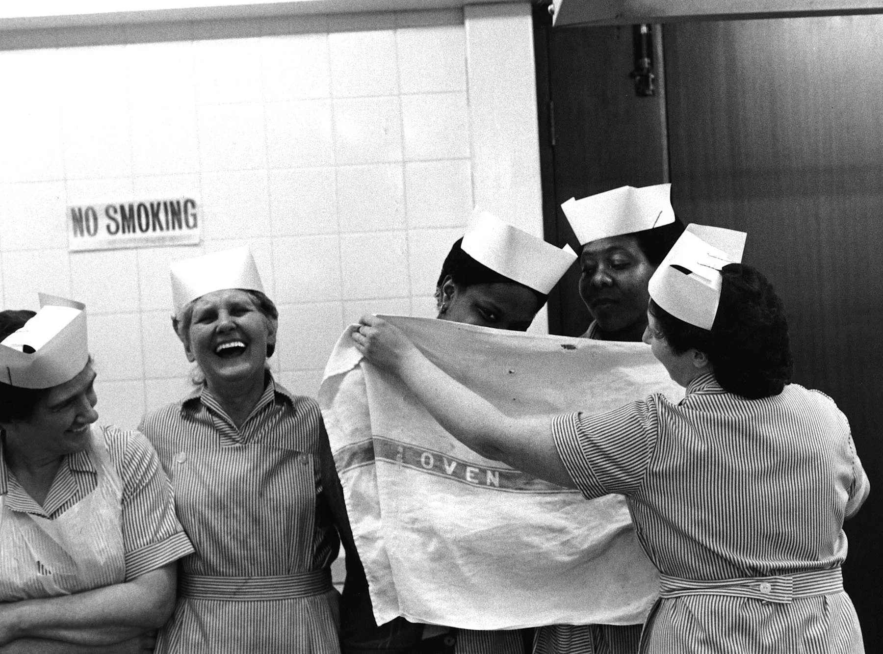 Pogus Caesar, Dinner Ladies, Birmingham, UK (1984). Series Schwarz Flaneur, started in 1983. 35mm. 34 x 44 cm. Courtesy of the artist and OOM Gallery Archive.