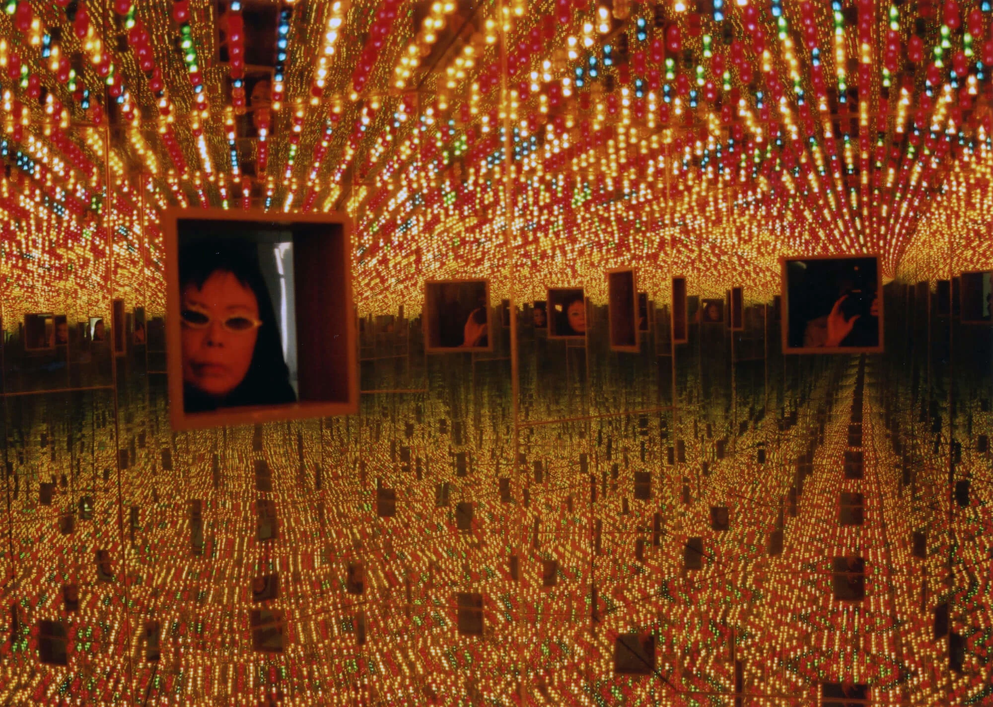  LOVE FOREVER, 1994. Kusama peeps Infinity Mirror Room