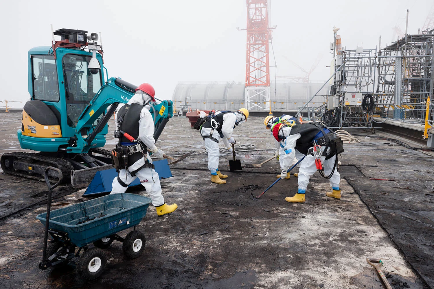 Workers on the rooftop prep for the dismantling of the unit. Removal of spent nuclear fuel starts after dismantling the top-half of Unit 2. Due to high radiation levels around the unit, manual work and remote work (using the robot) were done separately.