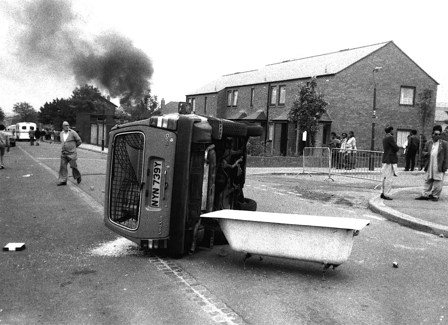 Pogus Caesar, Handsworth Riots, Birmingham, UK (1985). 35mm. 34 x 44 cm. Courtesy of the artist and OOM Gallery Archive.