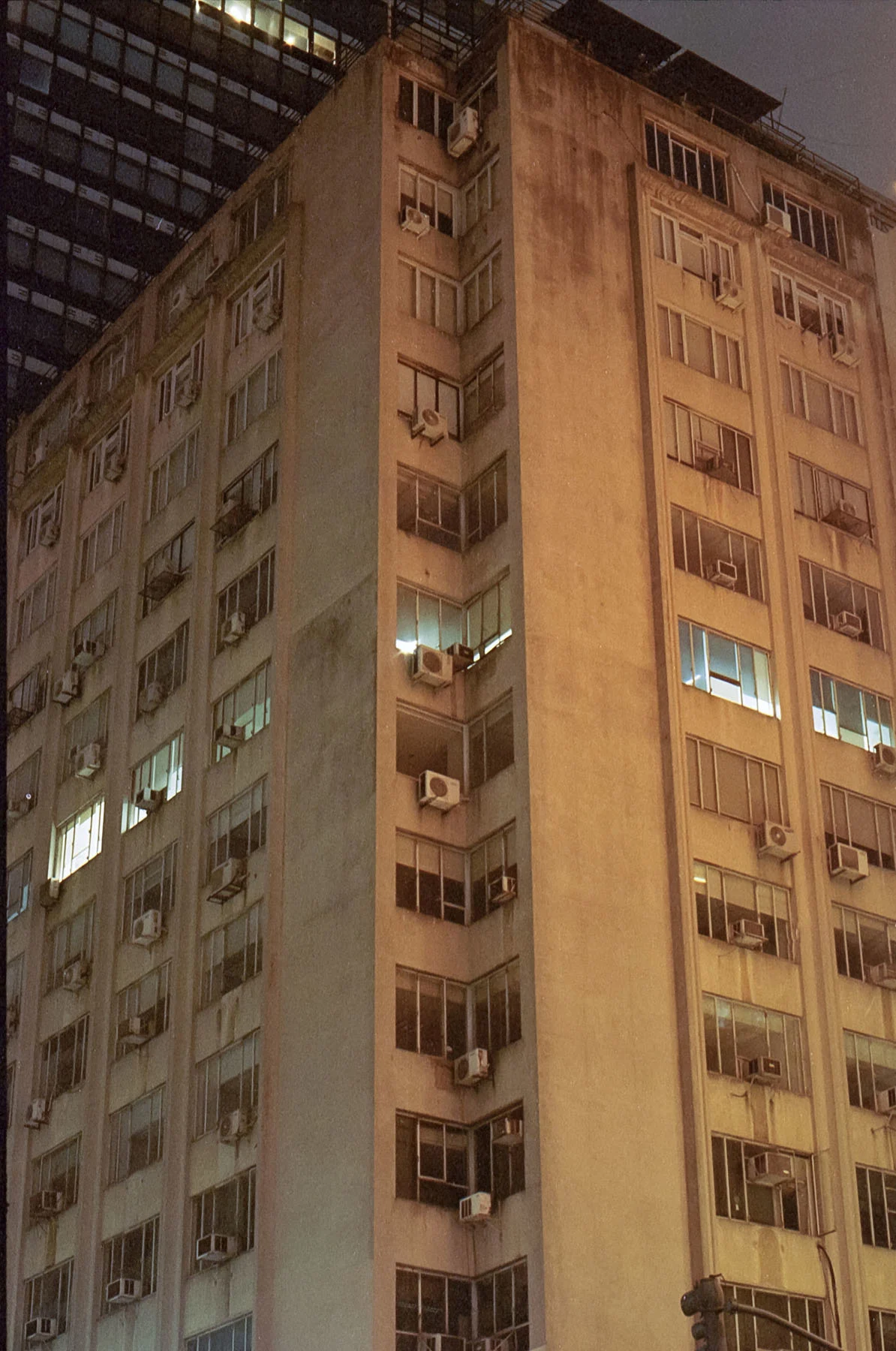 A photo of a tall block of flats in Buenos Aires at night, taken by Maxi Magnano.