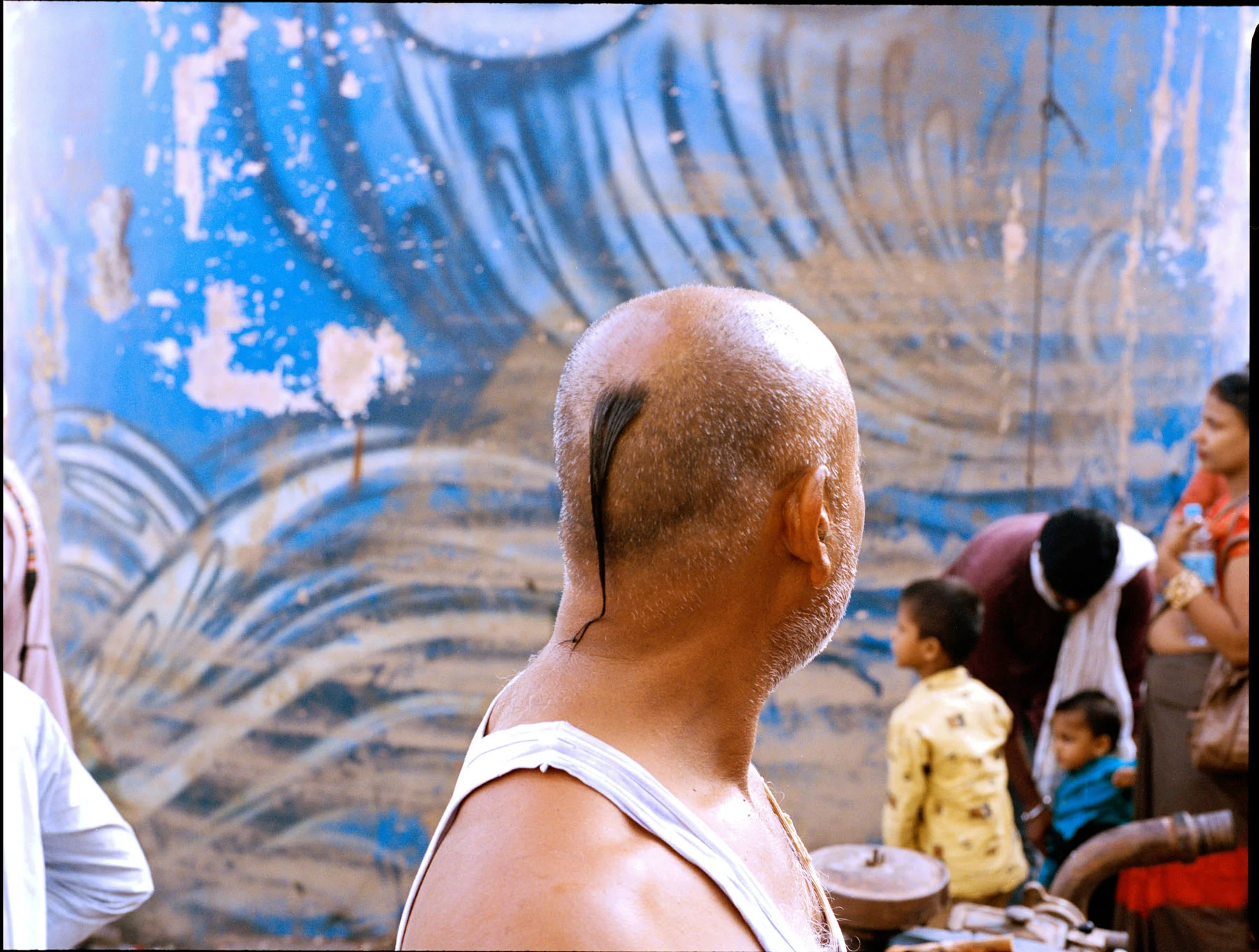 A photograph of a man from the ‘Brahmin’ community, with a tuft of hair (referred as ‘shikha’) on the back of his head.