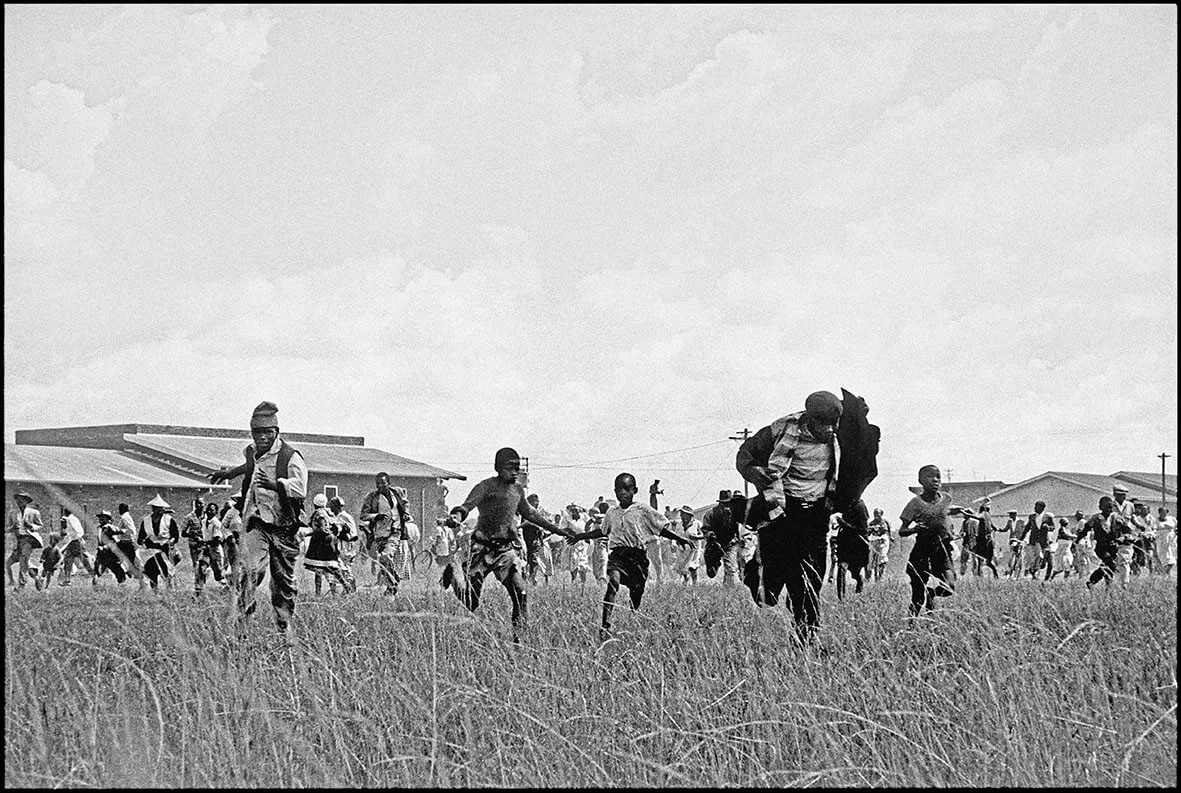 Protesters flee for their lives after police opened fire on a peaceful crowd at the Sharpeville Massacre on 21st March 1960. South Africa. Transvaal, now part of Gauteng, South Africa. © Ian Berry/Magnum Photos