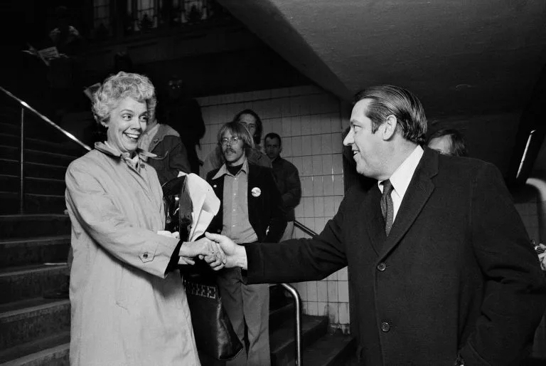 Richard Kalvar. Oklahoma Senator Fred Harris campaigning for the Democratic presidential nomination, shaking hands with people entering the subway. Boston, Massachusetts, USA (1976).