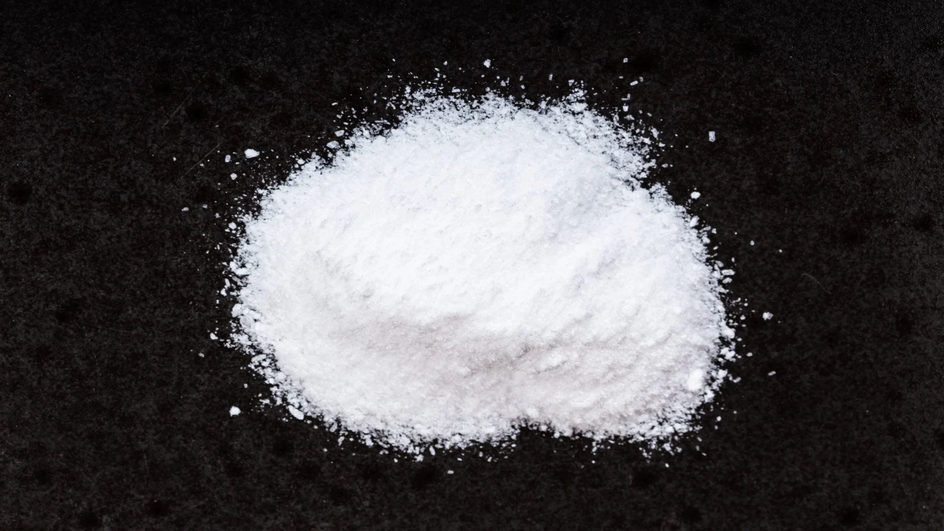 pile-of-vanillin-powder-close-up-on-black-2024-10-18-04-23-42-utc