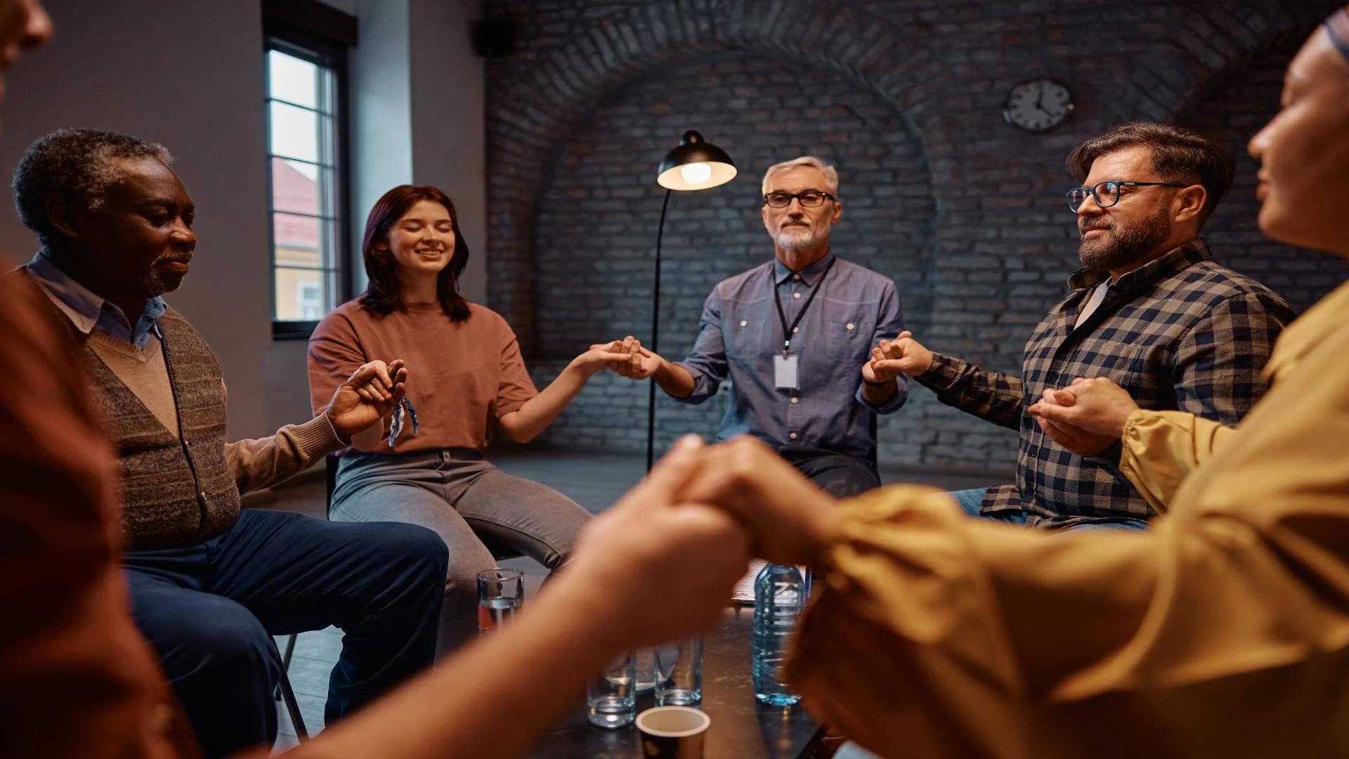 how to quit drinking group therapy holding hands and supporting each other.