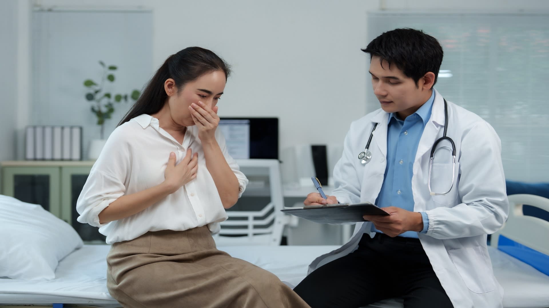 doctor-visiting-sick-patient-in-hospital-room-taki-2025-05-23-19-49-13-utc