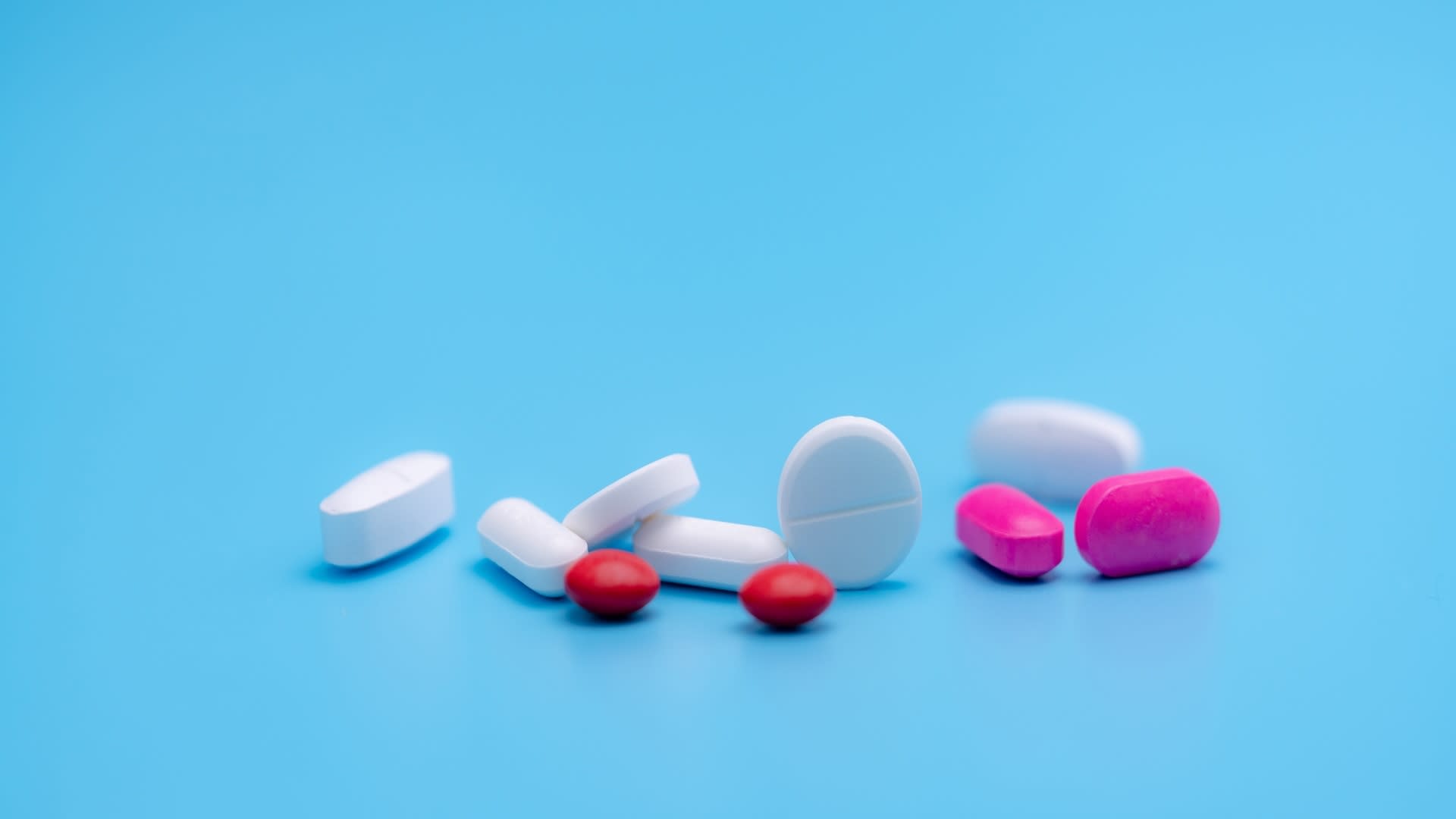 pharmacy-banner-white-and-pink-tablets-pills-on-b-2025-01-29-04-39-24-utc
