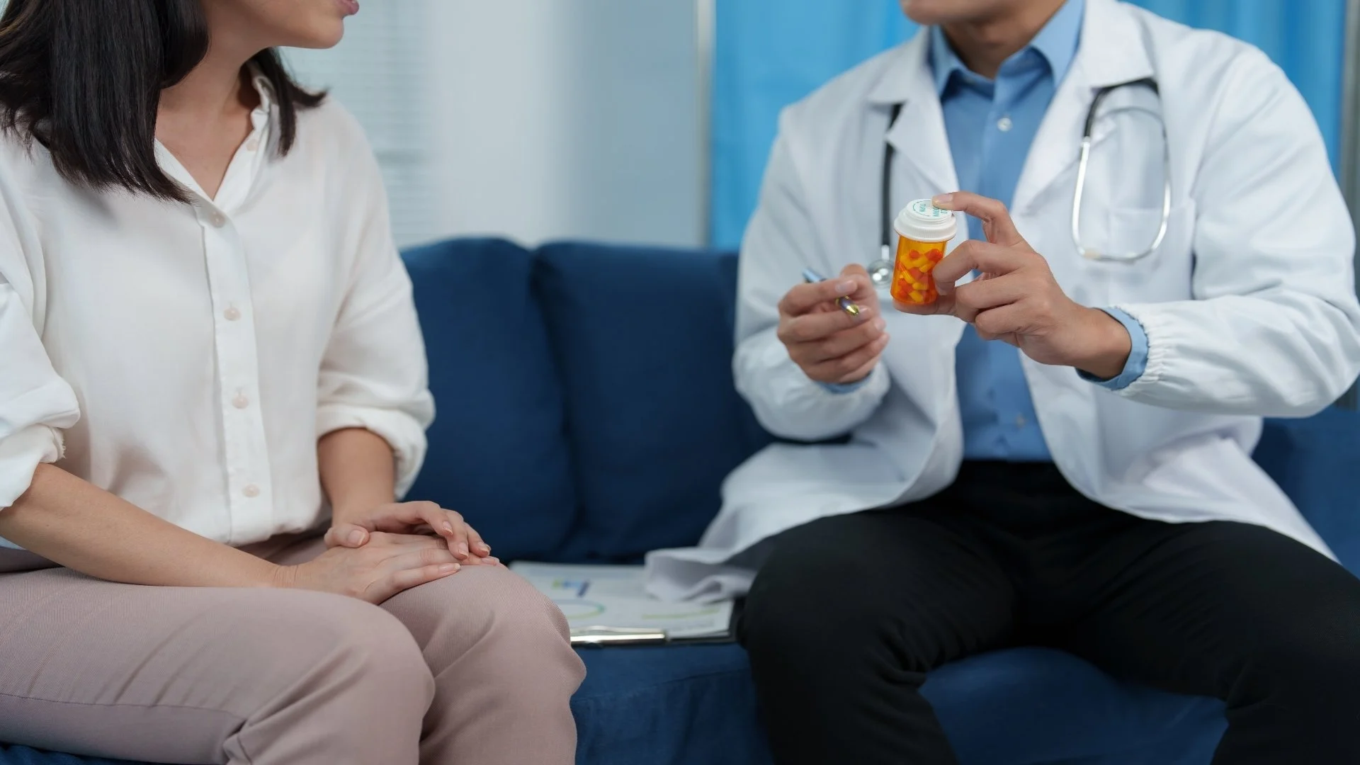 doctor-explaining-prescription-medicine-to-patient-2025-07-01-06-29-35-utc