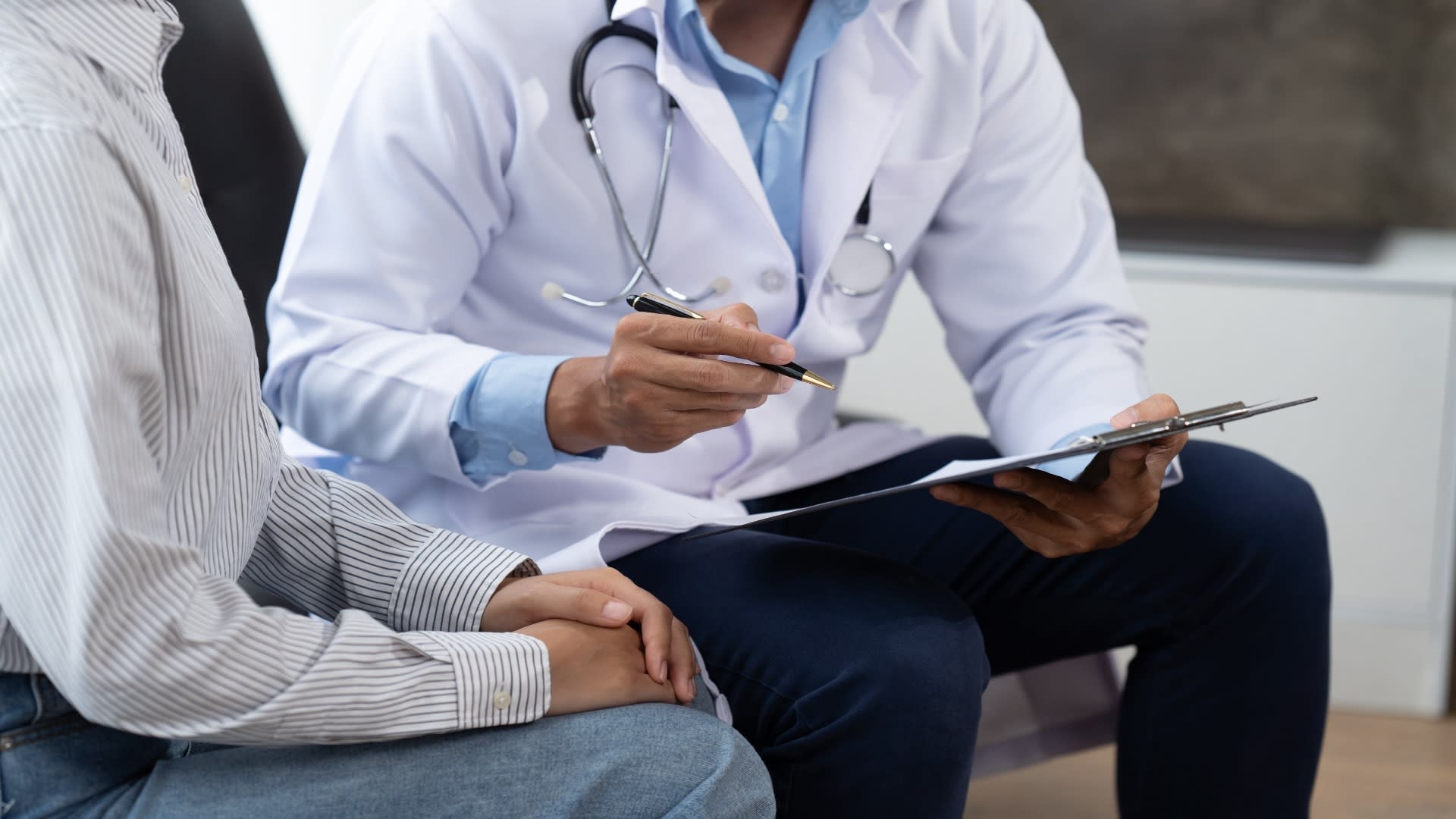 doctor-and-patient-sitting-and-talking-at-medical-2025-01-10-05-36-37-utc