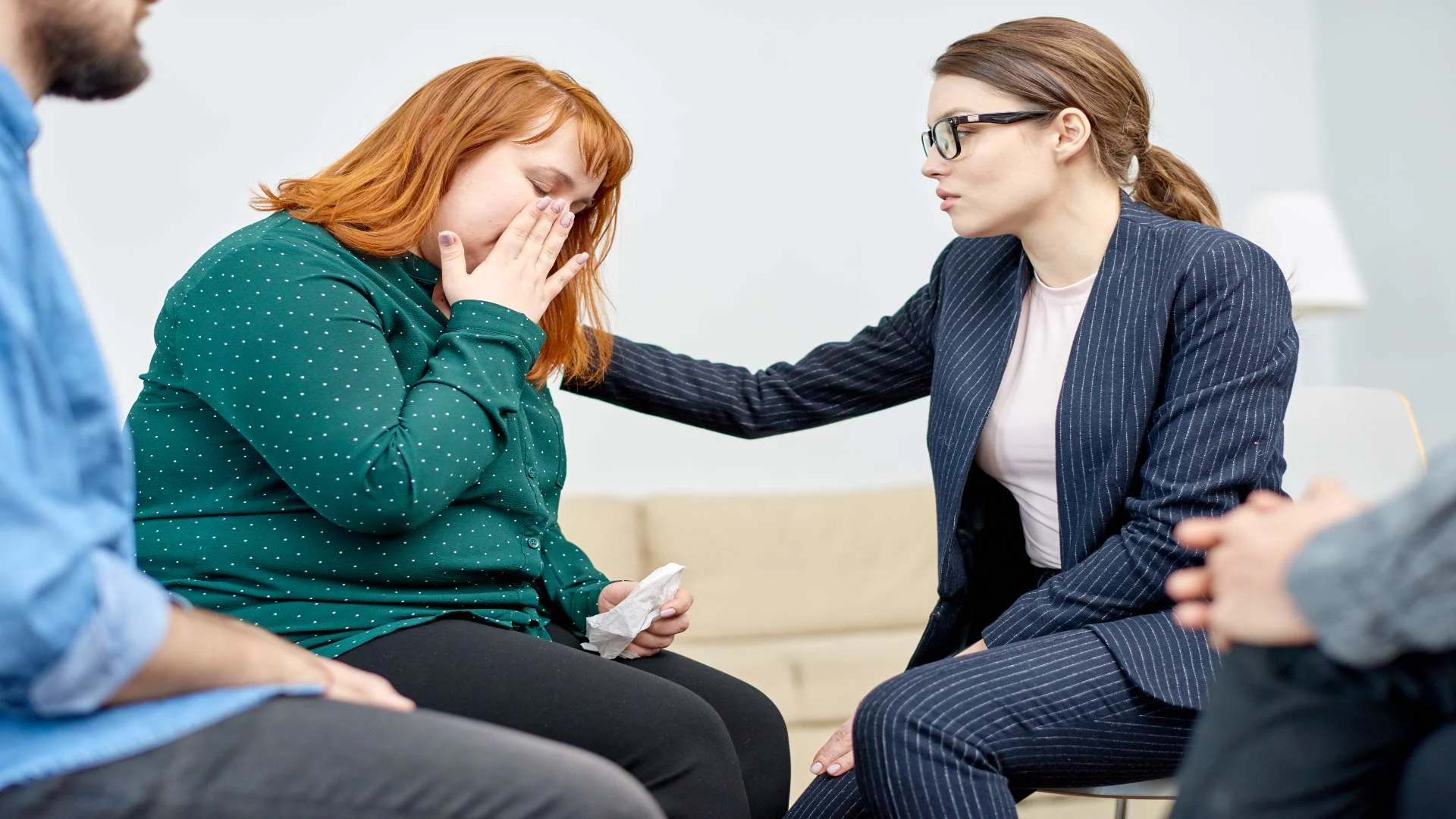 Mental health therapist offering support in group therapy, highlighting the emotional struggles and support systems involved in how a person with bipolar thinks.