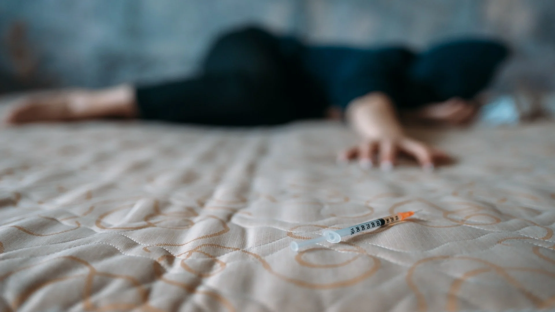 female-druggy-with-syringe-in-hand-lies-in-bed-2024-12-04-23-32-41-utc