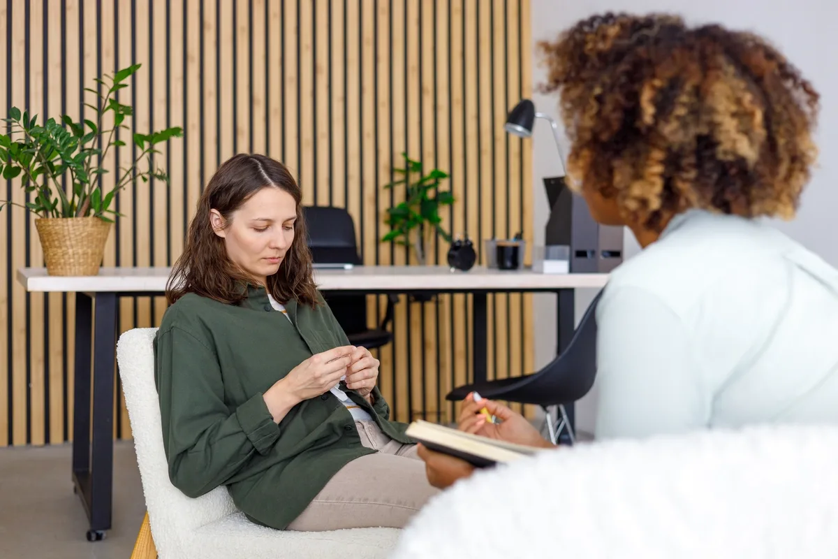 Cocaine Addiction: Woman sitting down with a therapist