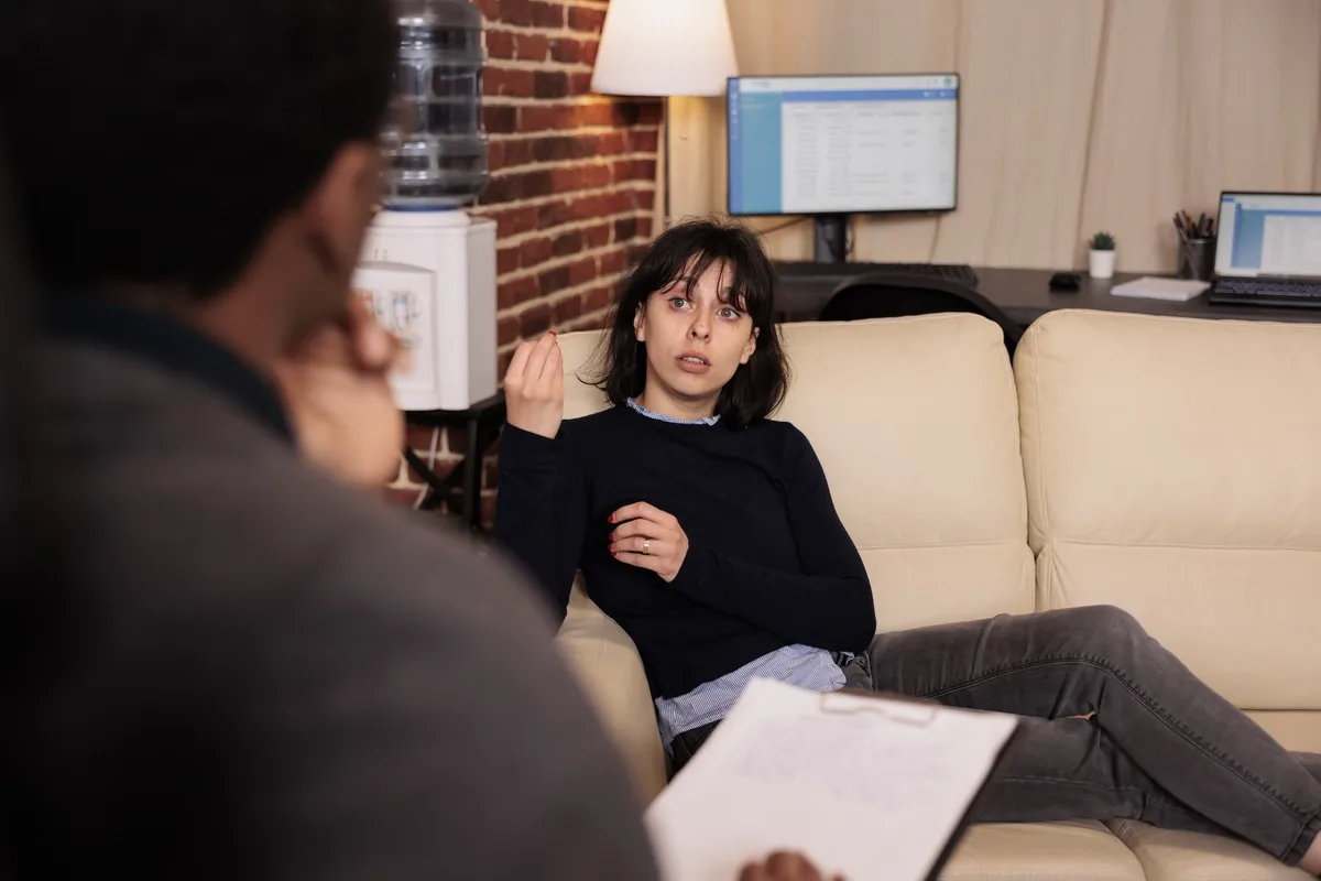 DBT: Concerned woman discussing DBT with her doctor