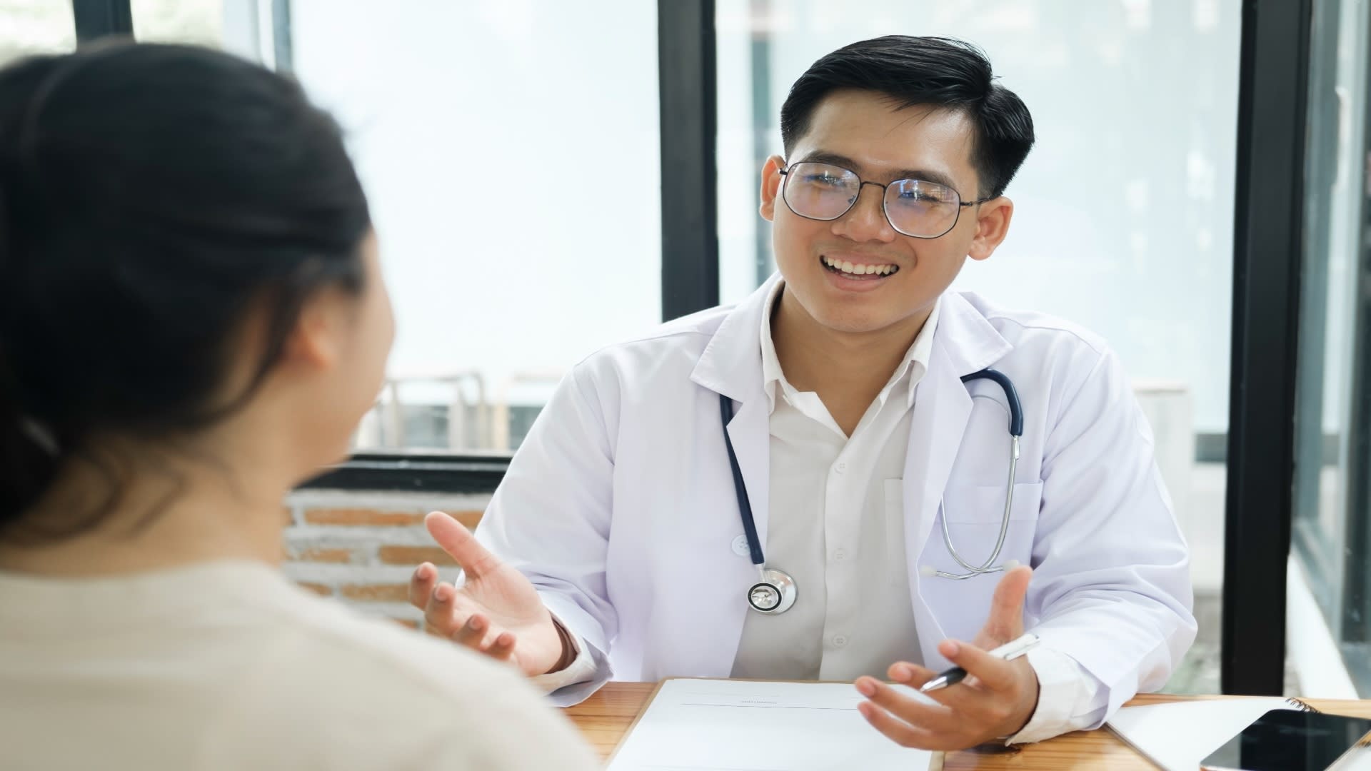 doctor-talking-to-a-patient-at-medical-clinic-2025-03-26-23-55-38-utc