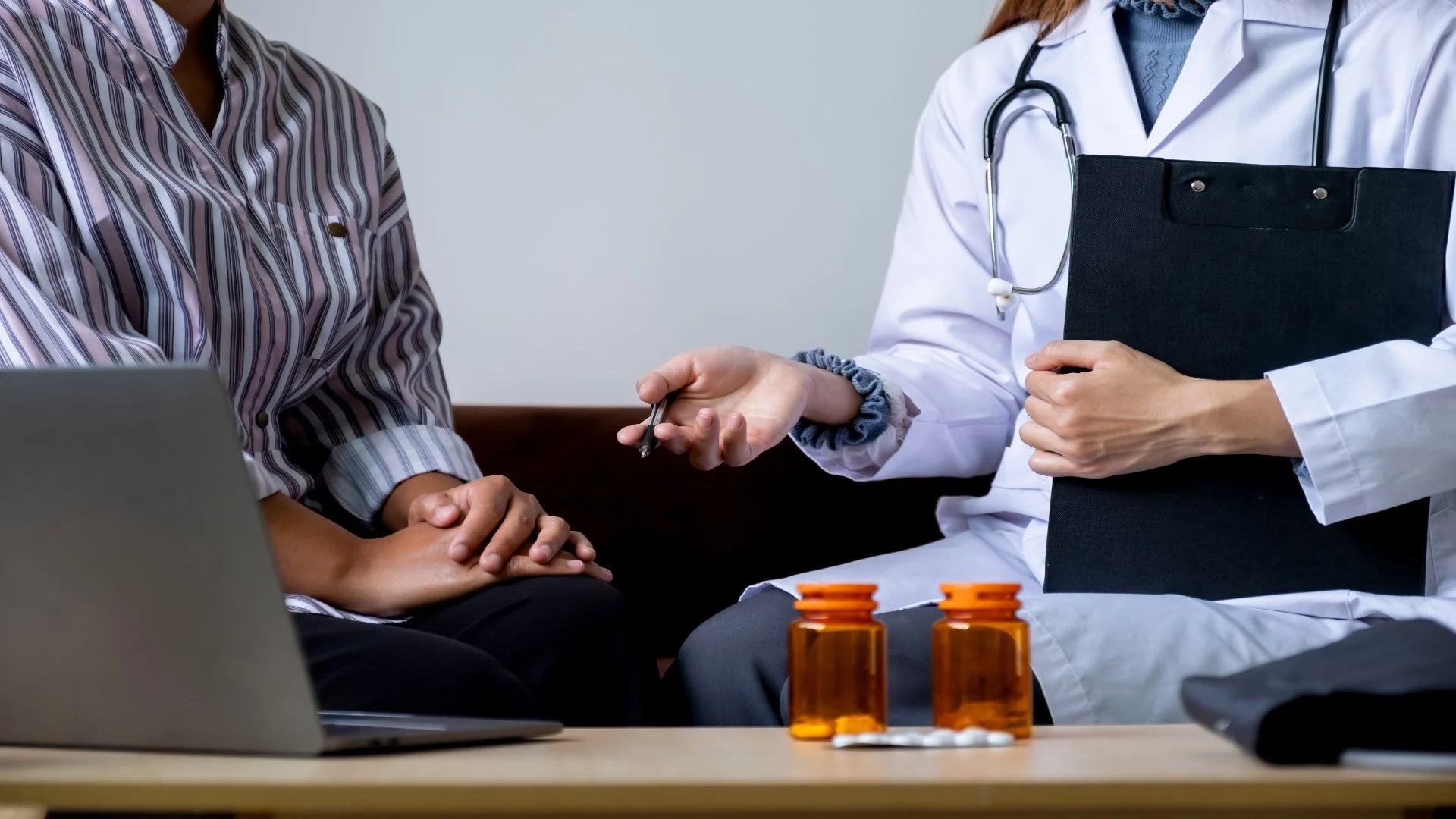 doctor-explains-the-bottle-of-pills-to-patient-wom-2025-02-12-00-10-28-utc