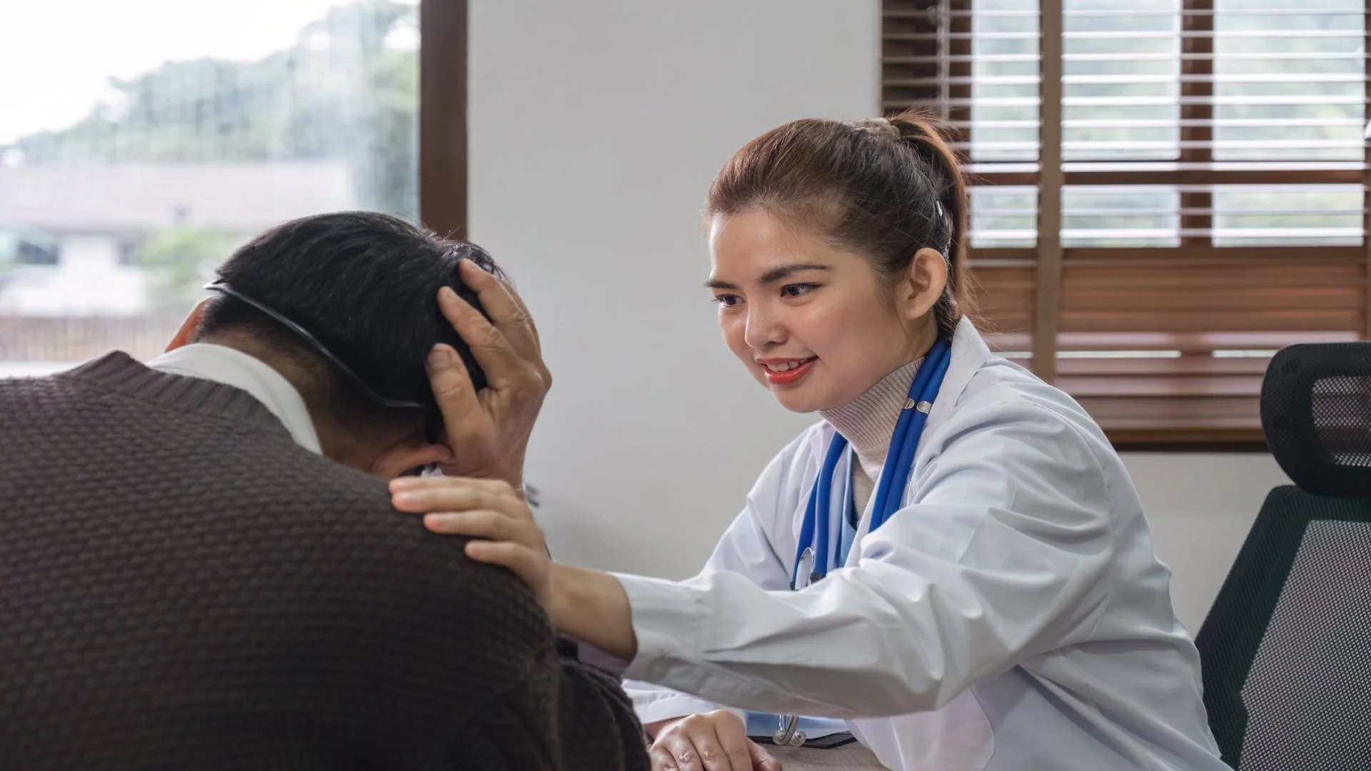 a-female-doctor-is-giving-advice-on-diseases-and-m-2025-01-16-13-13-30-utc