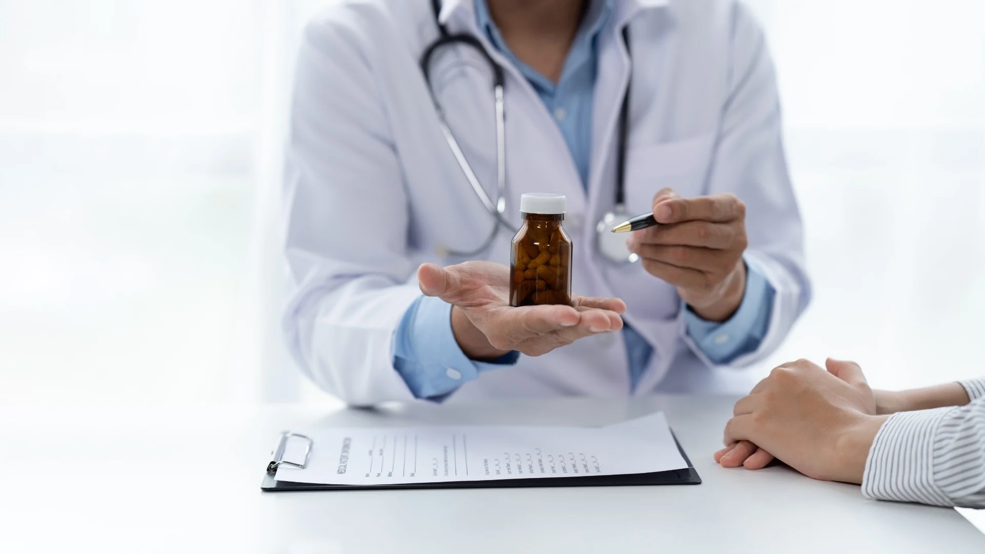 doctor-and-patient-sitting-and-talking-at-medical-2025-01-10-12-47-02-utc