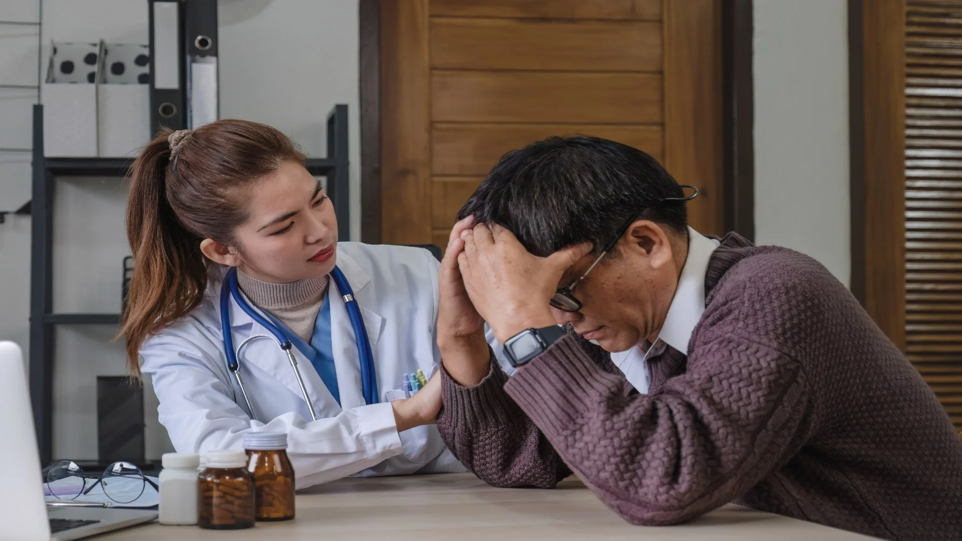 a-female-doctor-is-giving-advice-on-diseases-and-m-2025-01-16-13-14-44-utc