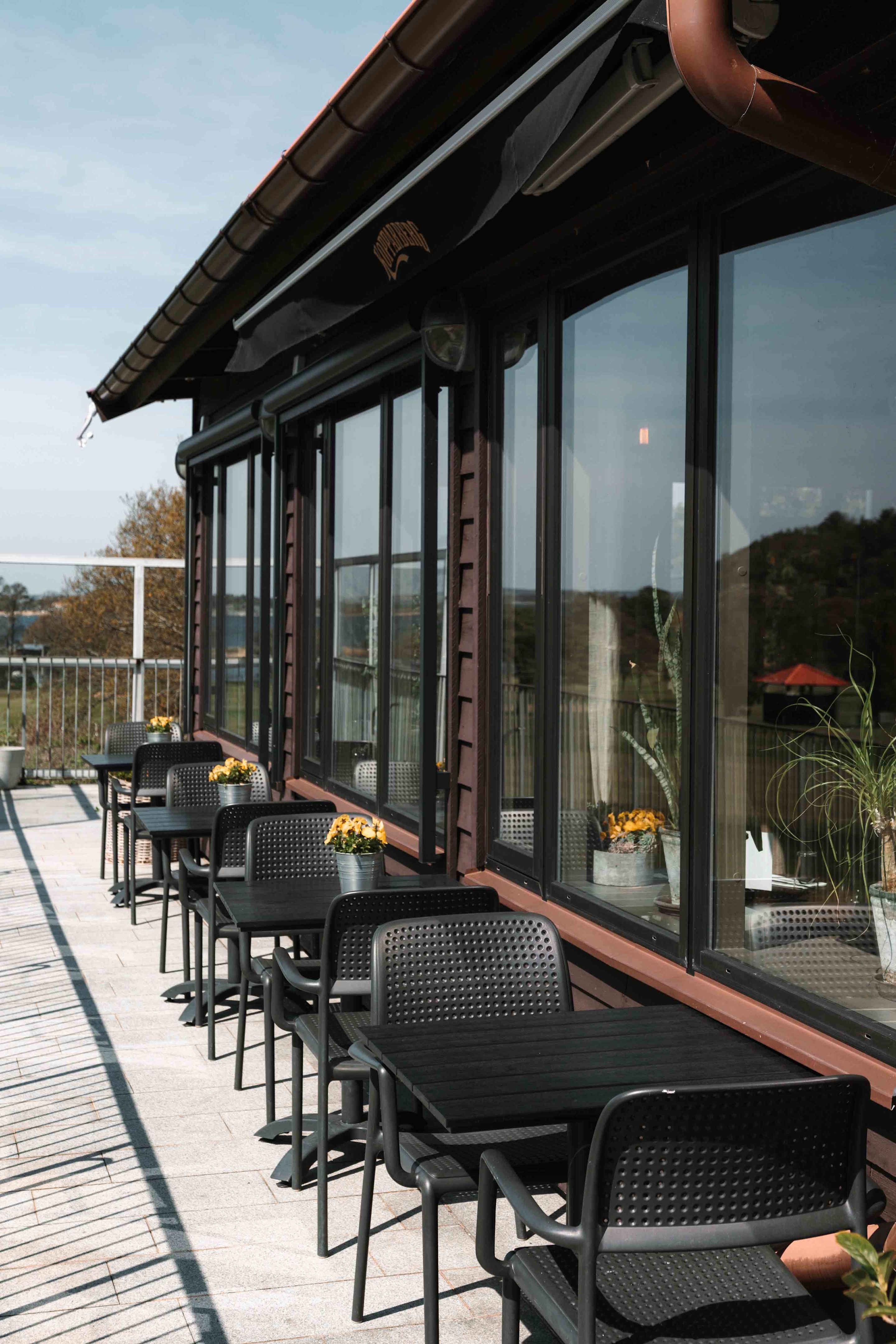 Hovås Golfkrog - Uteserveringen med bord och stolar