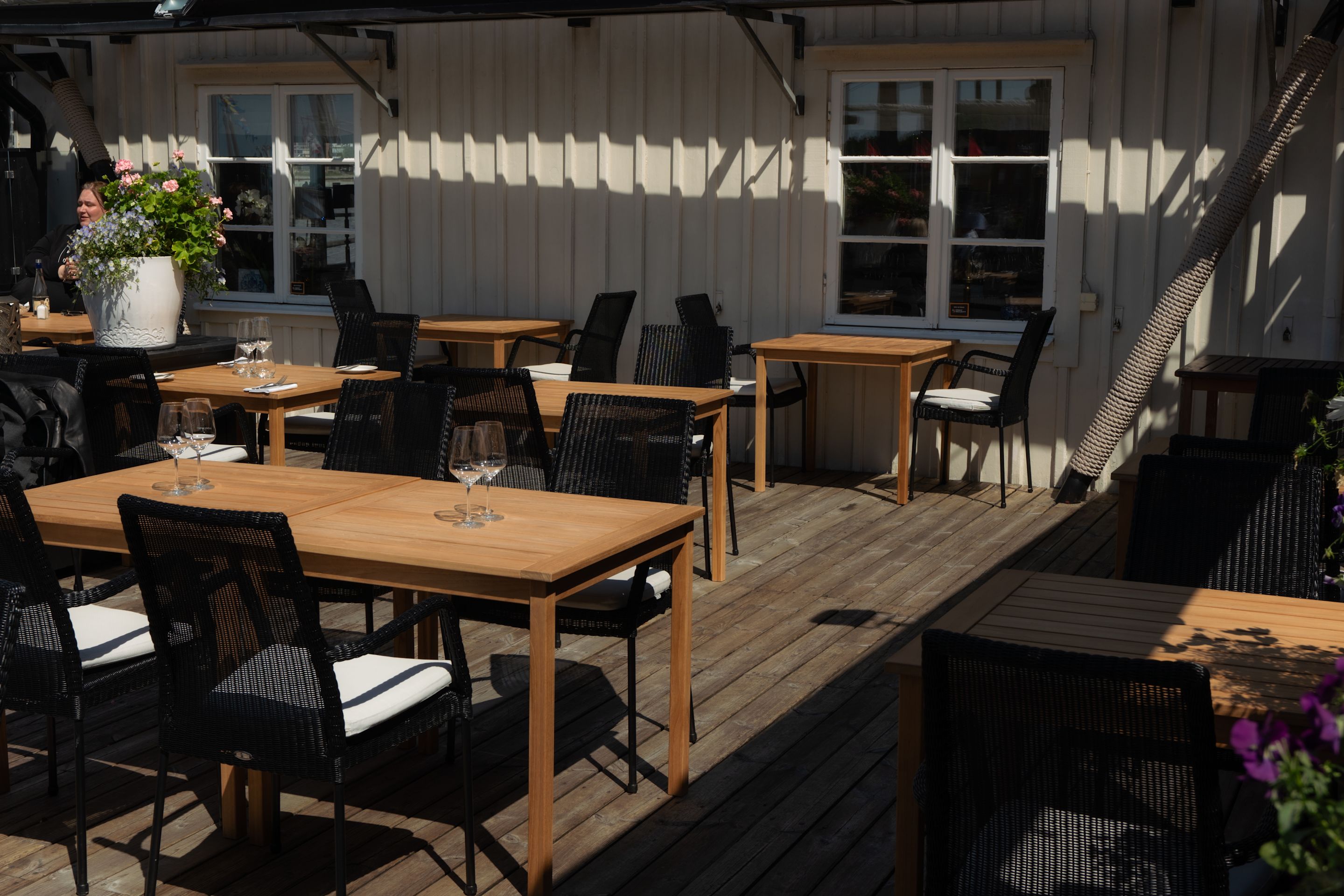 Sjömagasinet - Seaford cafébord och cane-line stolar