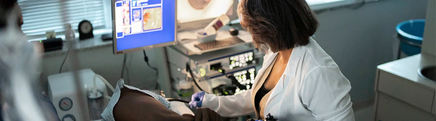 médico realizando una endoscopia digestiva alta