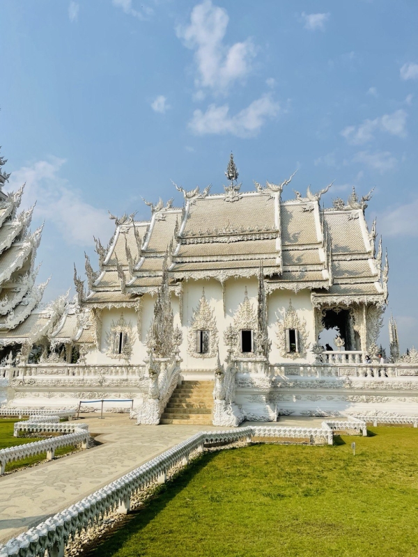 Photo of the main pagoda of the White Temple, in Chiang Rai, Thailand.
