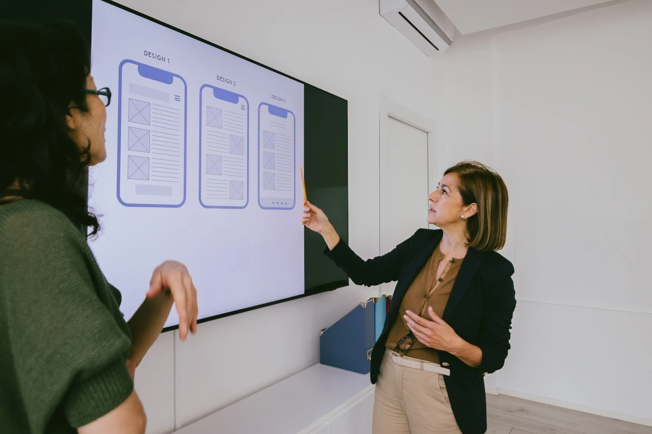 Web-Movil-Empresaria-discutiendo-aplicaciones