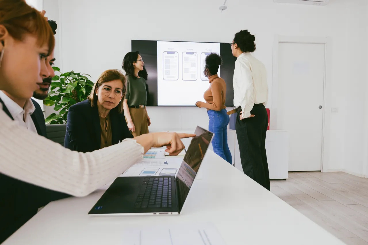 equipo-office-compañia-ideasmasideas-tecnologia-eficiencia-productividad