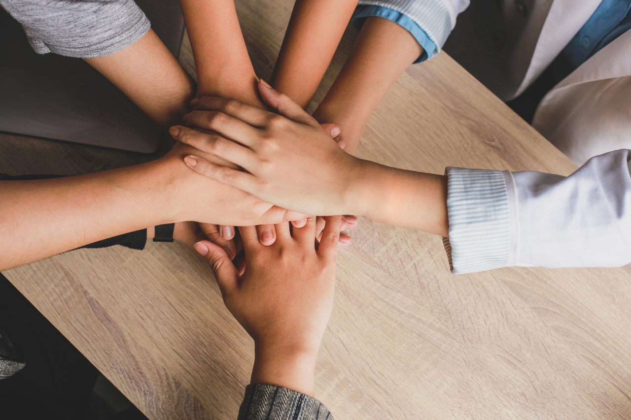 equipo-trabajo-juntos-ideasmasideas-IA-inteligenciaartificial-efectividad-socioemocionales