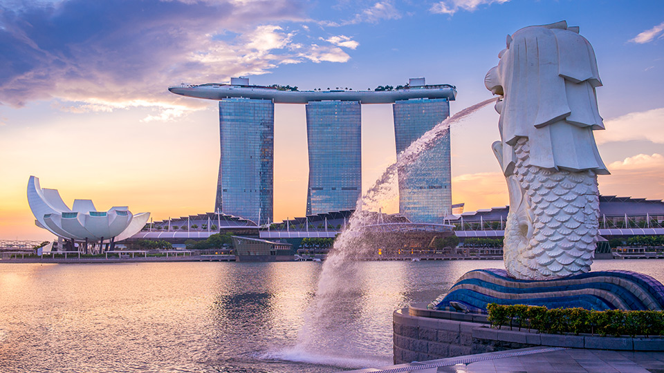 Merlion statue with Marina Bay Sands in background.