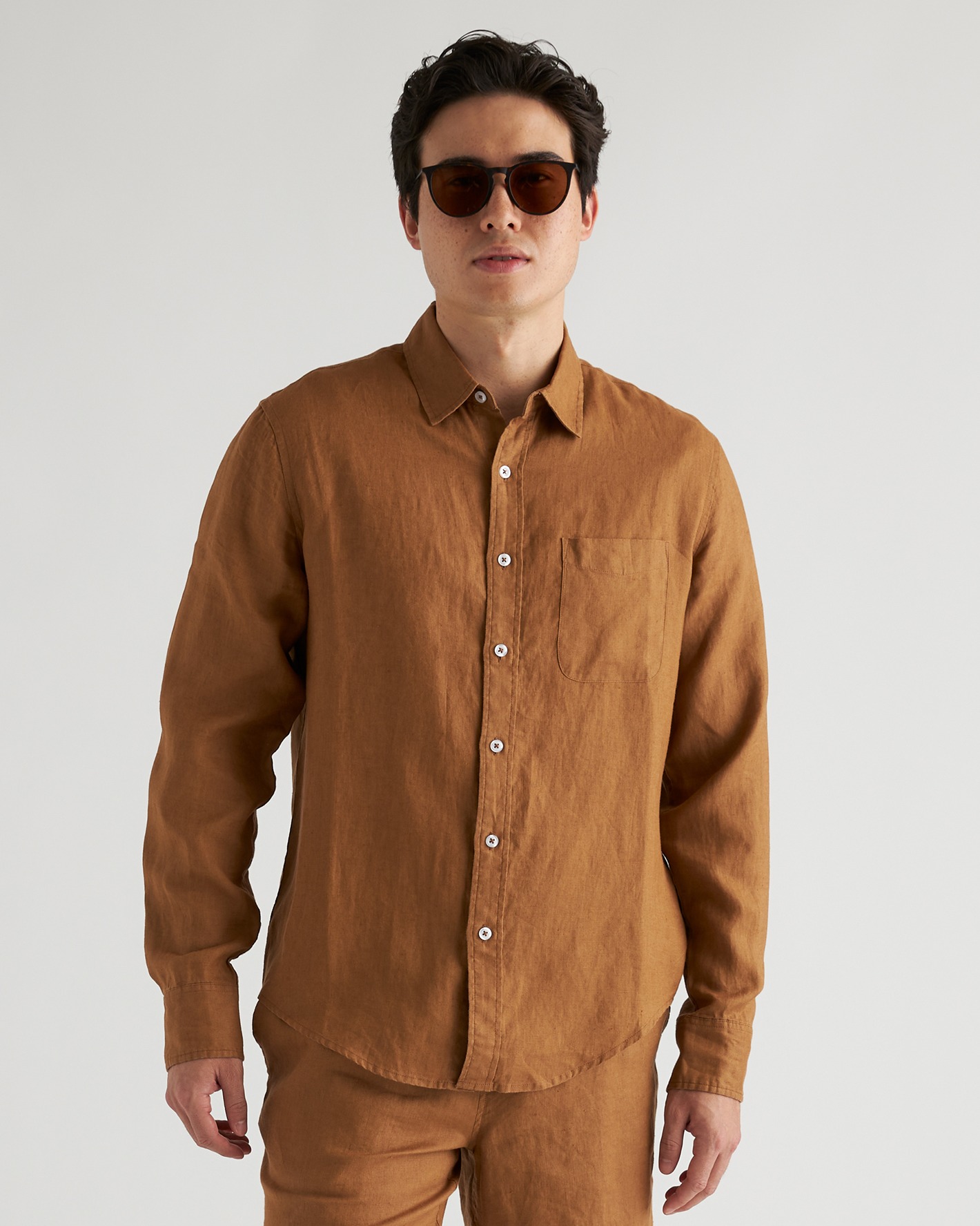 Quince Men's 100% European Linen Long Sleeve Pocket Shirt In Golden Brown