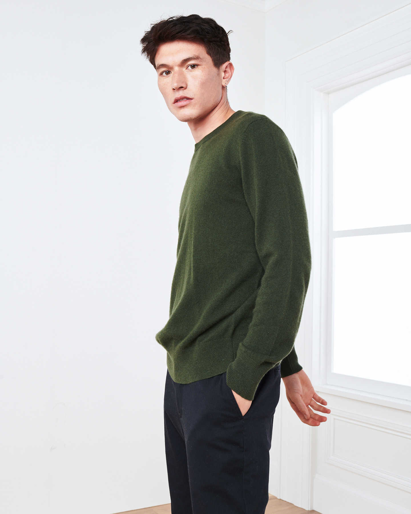 Man wearing green men's cashmere sweater