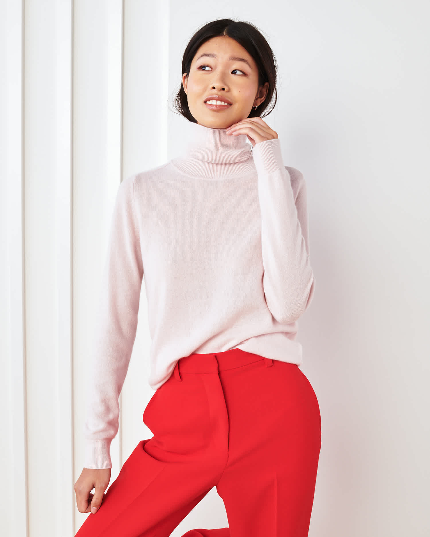 Woman wearing pink cashmere turtleneck sweater for women