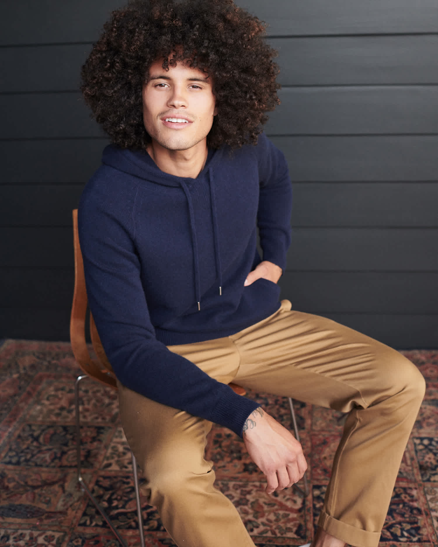 Cashmere hoodie men in navy sitting