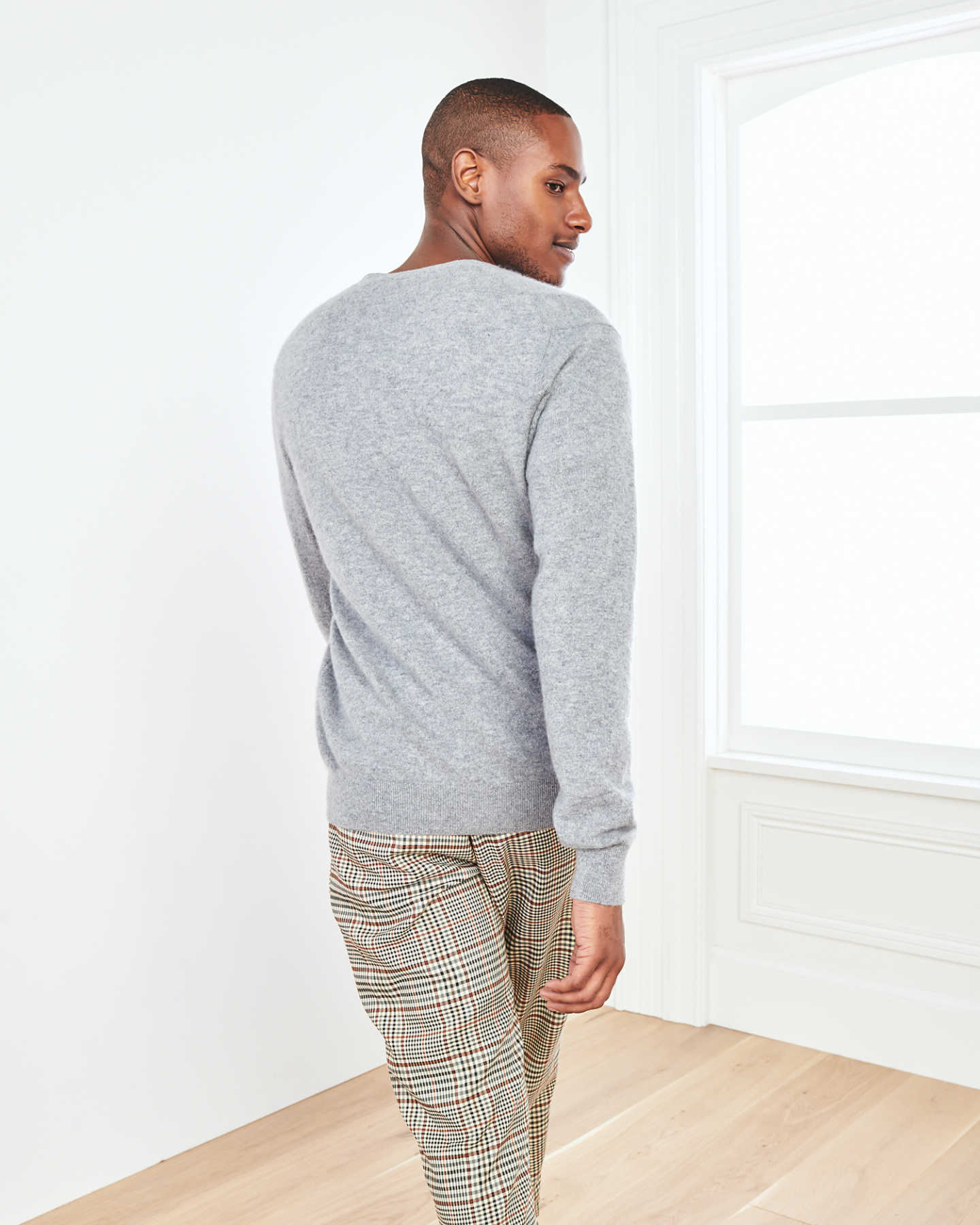 Men's cashmere cardigan sweater in grey walking