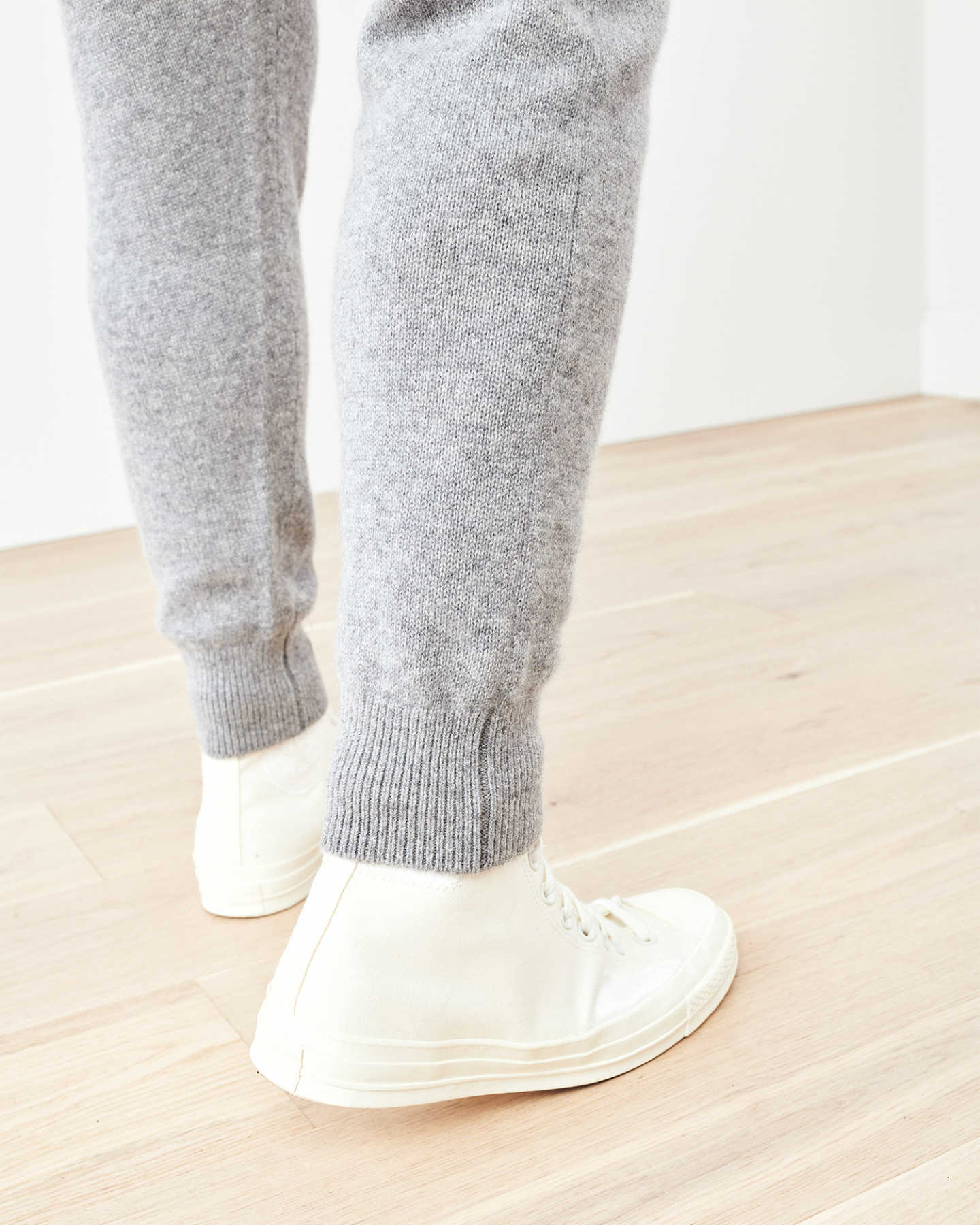 Man wearing cashmere men's cashmere joggers / cashmere sweatpants in grey and white shoes