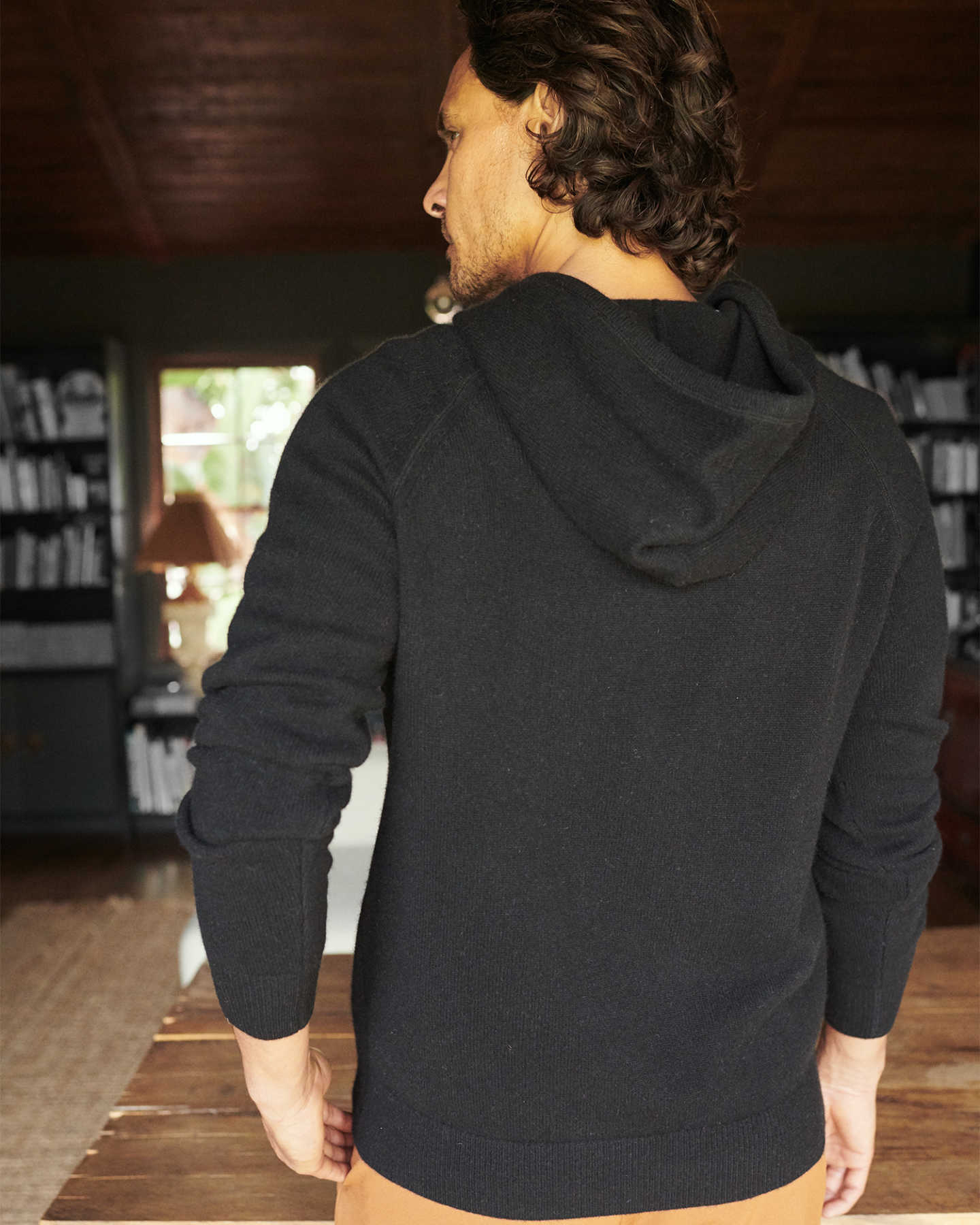 Cashmere hoodie men in black from back