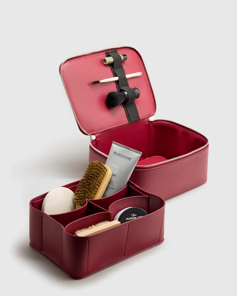 Italian Leather Travel Cosmetic CaItalian Leather Travel Cosmetic CaSE GARNET RED V 145885 EDITED
